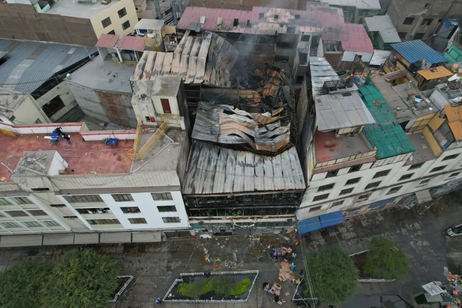 Luego de una ardua labor, más de 100 bomberos lograron controlar un incendio que se reportó a las 22.09 horas del martes 9 de enero en una galería comercial ubicada en la cuadra 10 del jirón Andahuaylas, en la zona de Mesa Redonda, en el centro de Lima. Foto: ANDINA/ Andrés Valle