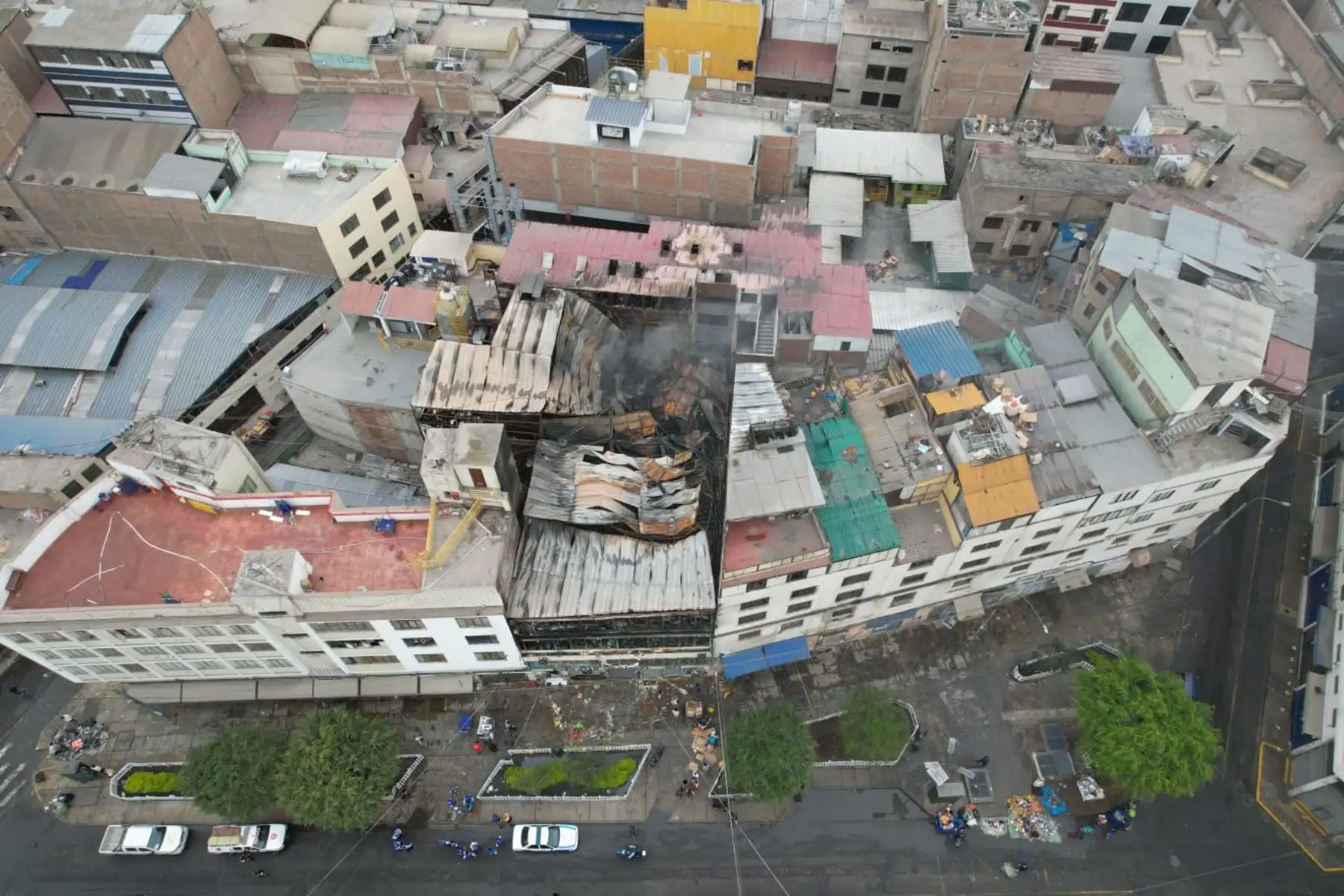 El siniestro en esta galería de cinco pisos fue controlado por los hombres de rojo, con apoyo de 27 unidades, cuando eran cerca de las 00.00 horas de hoy miércoles 10 de enero. Foto: ANDINA/ Andrés Valle