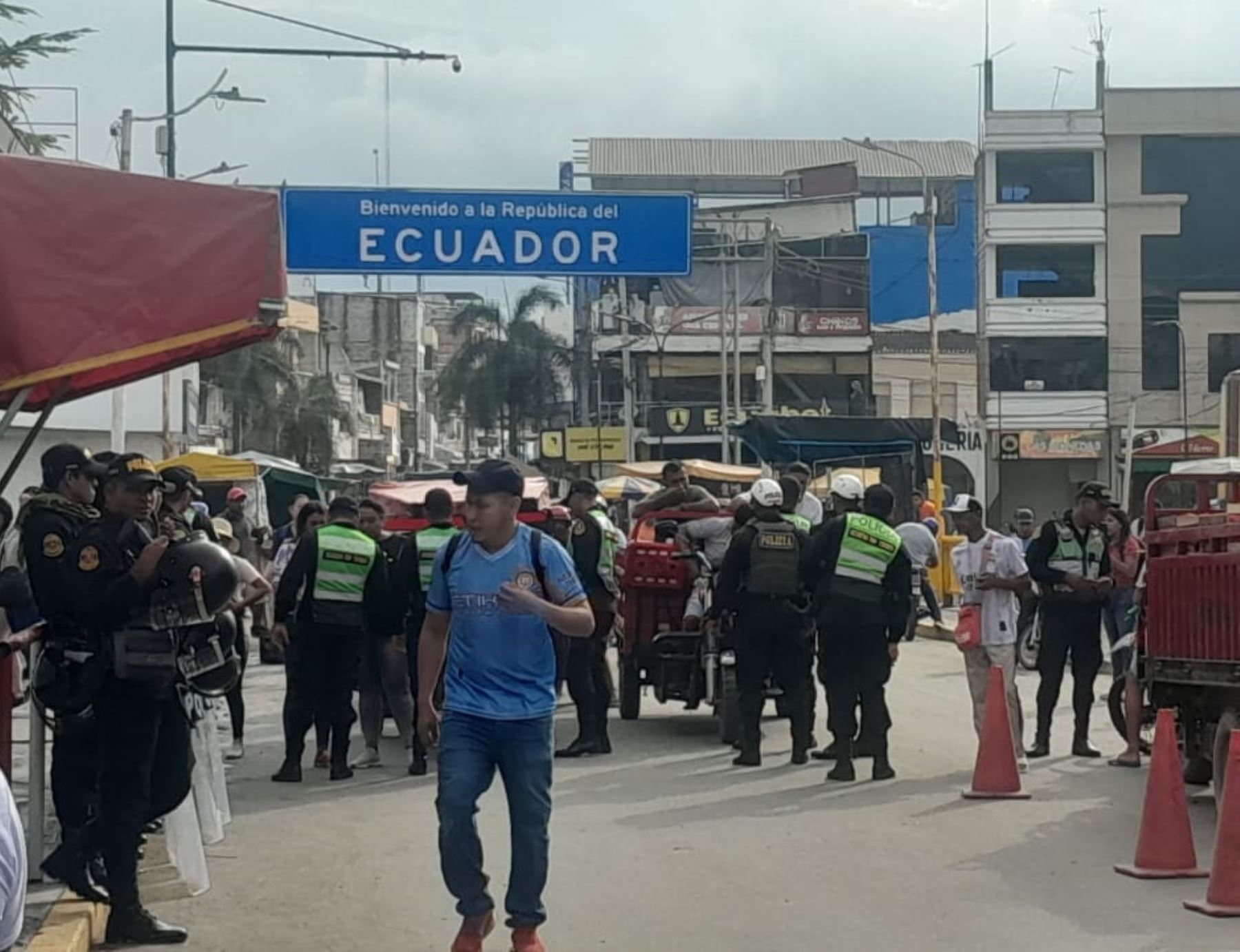 El comercio en la frontera de Tumbes con Ecuador se desarrolla con normalidad y con mayor vigilancia de la Policía Nacional. Foto: Milagros Rodríguez.