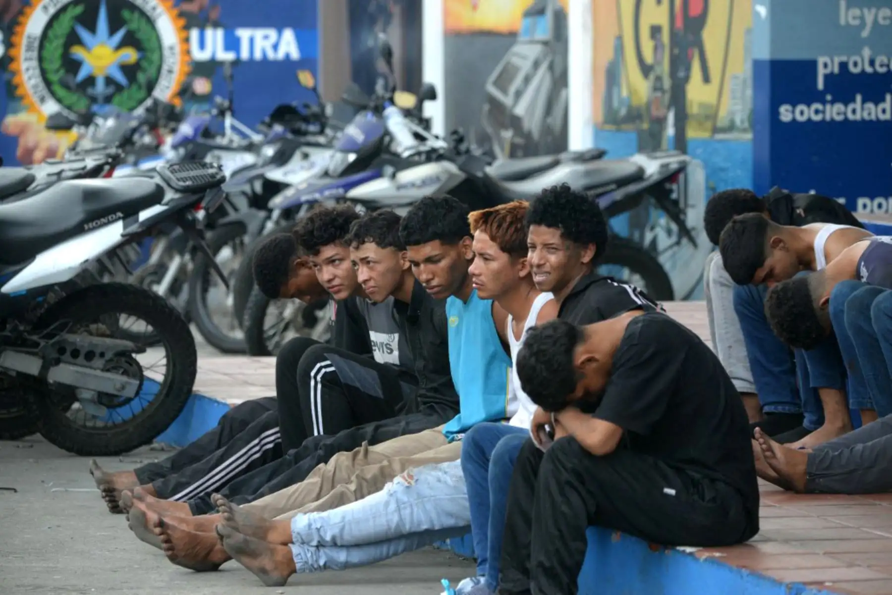 Trece pistoleros arrestados que irrumpieron en el canal de televisión estatal TC de Ecuador son presentados a la prensa en el Departamento de Policía Modelo en Guayaquil, Ecuador. Foto:  AFP