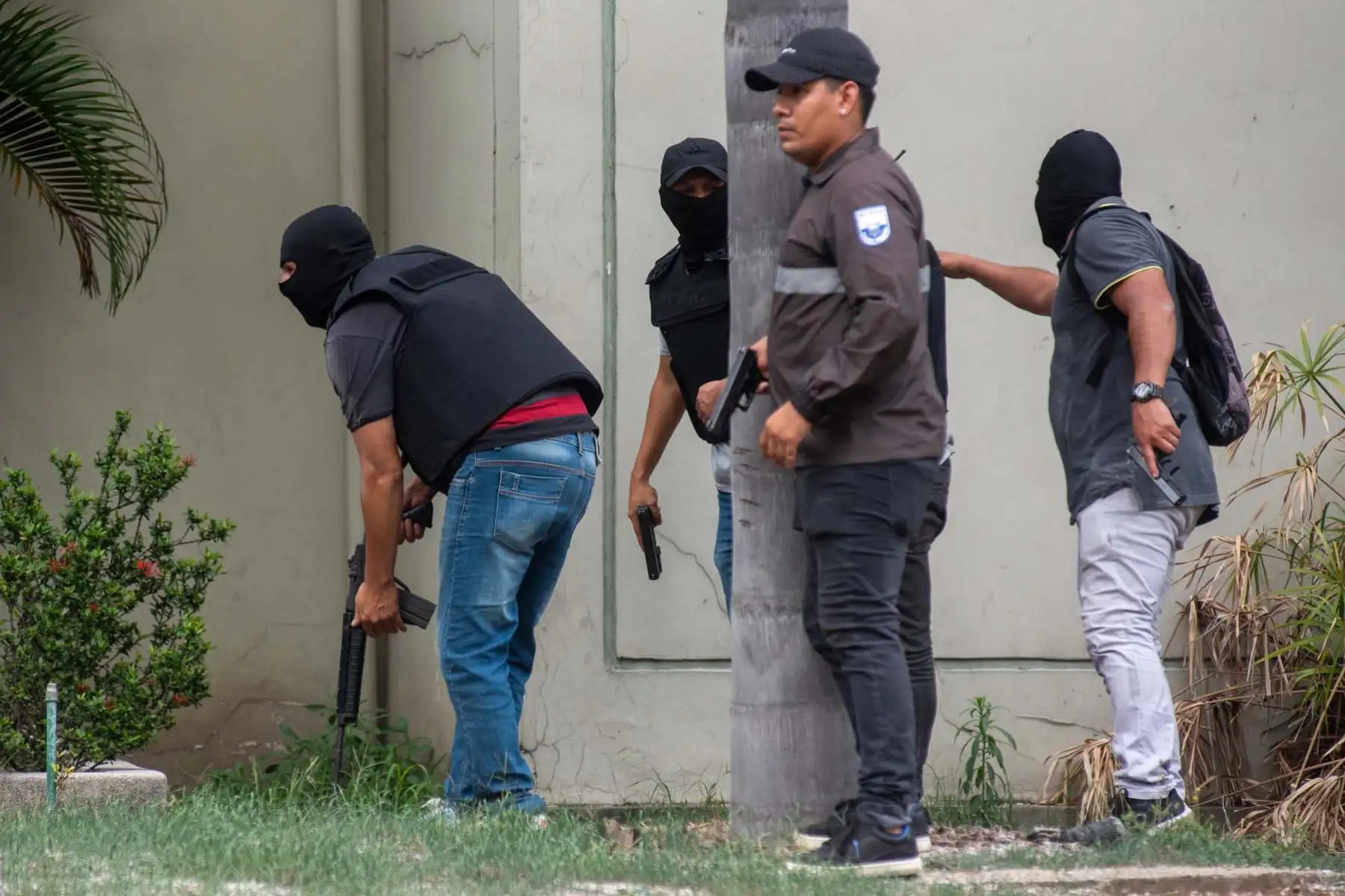 Policías durante el operativo en la sede del canal de televisión TC, donde encapuchados armados ingresaron y sometieron a su personal durante una transmisión en vivo, en Guayaquil (Ecuador). Foto: EFE