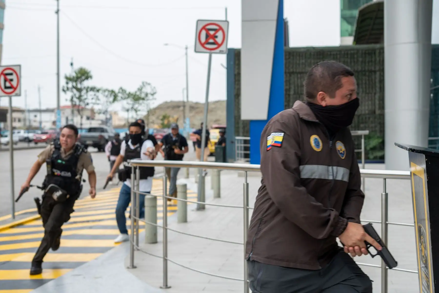 Policías durante el operativo en la sede del canal de televisión TC, donde encapuchados armados ingresaron y sometieron a su personal durante una transmisión en vivo, en Guayaquil (Ecuador). Foto: EFE
