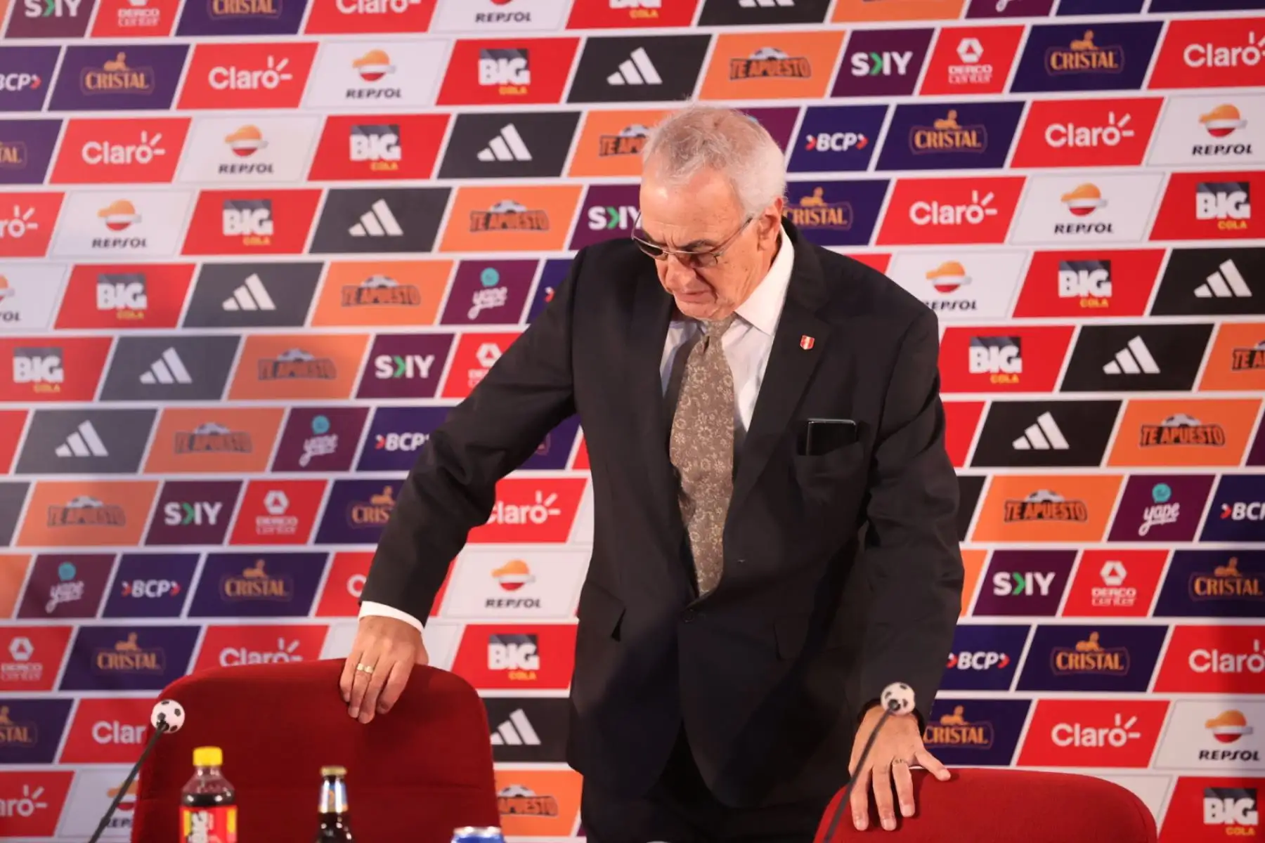 Jorge Fossati, presentado oficialmente como DT de la selección peruana de fútbol, se mostró feliz con el encargo y dijo que pondrá toda su experiencia y sabiduría para encaminar al equipo en las Eliminatorias al Mundial 2026. Foto: ANDINA/ Juan Carlos Guzmán