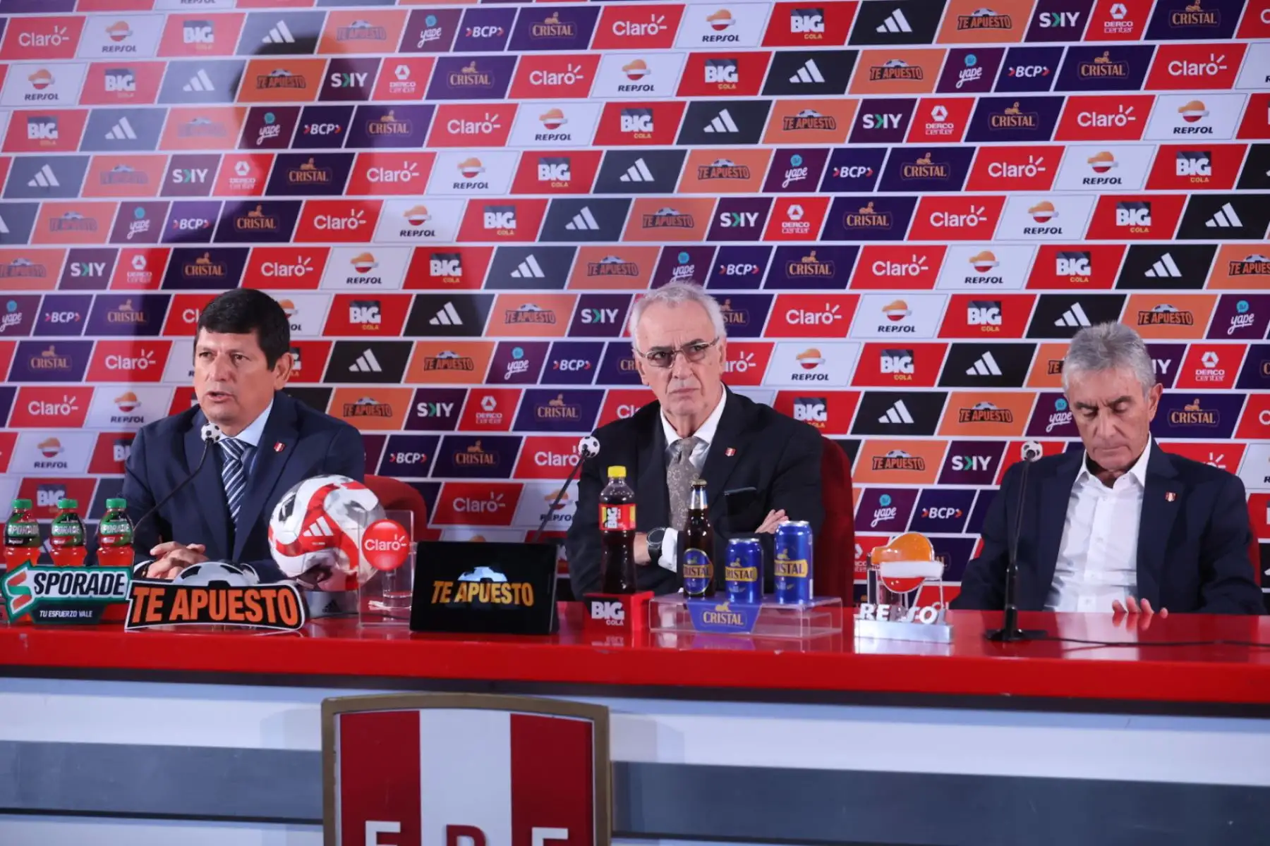 El flamante seleccionador nacional, Jorge Fosatti, fue presentado oficialmente esta tarde. Afirmó que el objetivo fundamental es llegar en óptimas condiciones a setiembre, cuando se vuelva a jugar las Eliminatorias al Mundial 2026.
