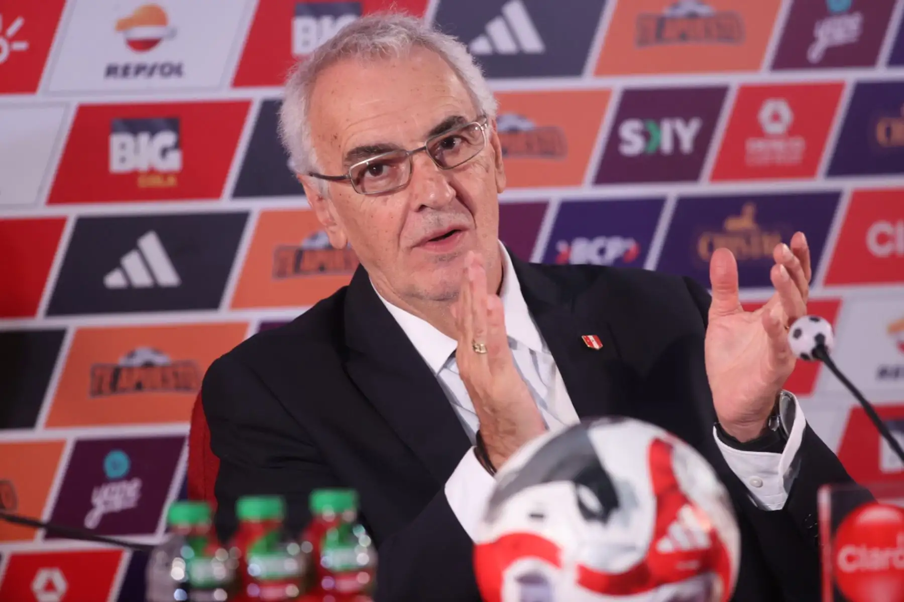Jorge Fossati, presentado oficialmente como DT de la selección peruana de fútbol, se mostró feliz con el encargo y dijo que pondrá toda su experiencia y sabiduría para encaminar al equipo en las Eliminatorias al Mundial 2026. Foto: ANDINA/ Juan Carlos Guzmán