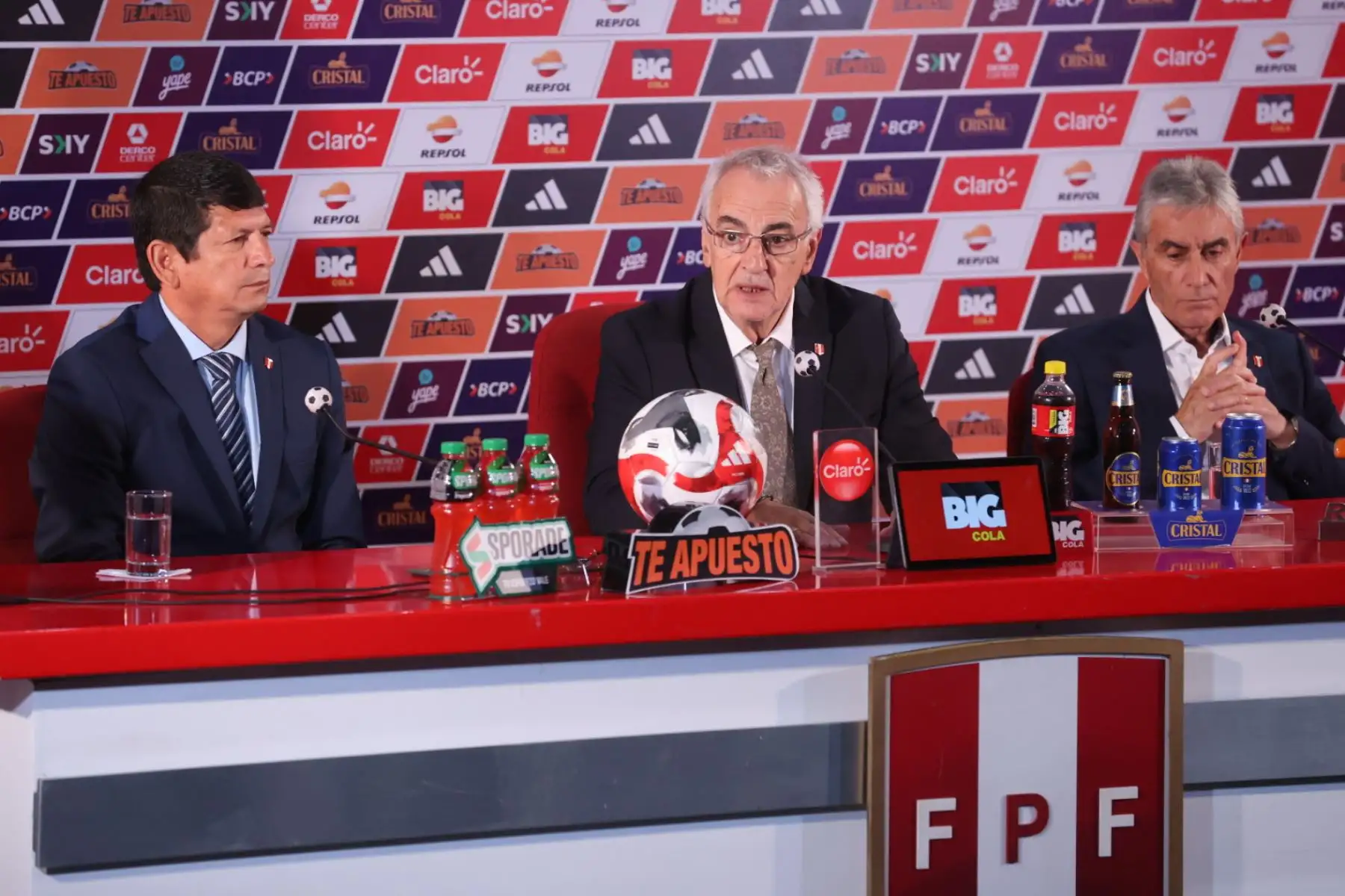 Presentación oficial de Jorge Fossati, nuevo DT de la selección nacional de fútbol del Perú. "Yo no prometo resultados, pero sí poner el alma en el trabajo", dijo al iniciar la rueda de prensa. Foto: ANDINA/ Juan Carlos Guzmán