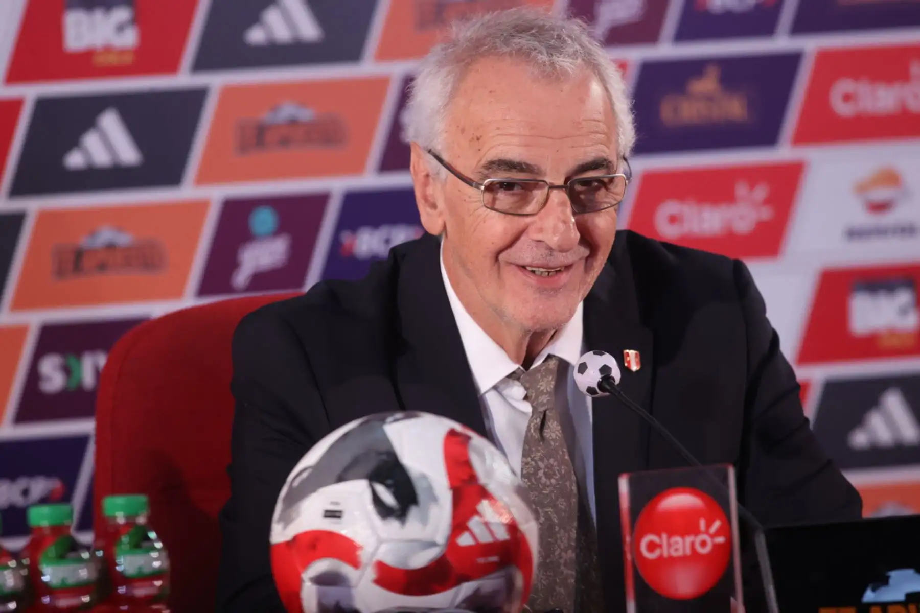 El flamante seleccionador nacional, Jorge Fosatti, fue presentado oficialmente esta tarde. Reiteró su objetivo para alcanzar la clasificación a la Copa del Mundo y dijo que "si todos empujamos para un mismo lado sacaremos al Perú adelante, acá no hay magos". Foto: ANDINA/ Juan Carlos Guzmán