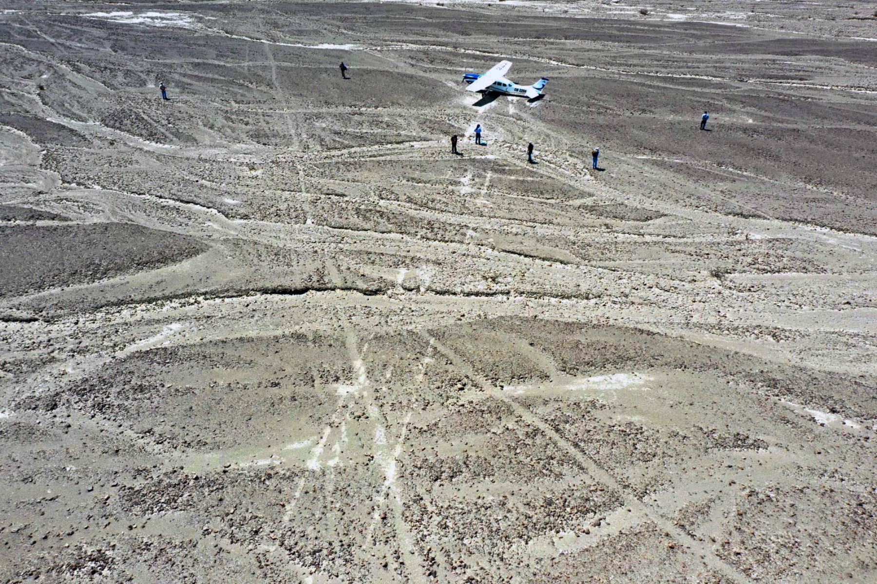 La Dirección de Cultura de Ica confirmó que la avioneta que aterrizó de emergencia en las pampas de Nasca afectó a tres líneas y alteró el paisaje cultural del Patrimonio de la Humanidad reconocido por la Unesco. Foto: Genry Bautista