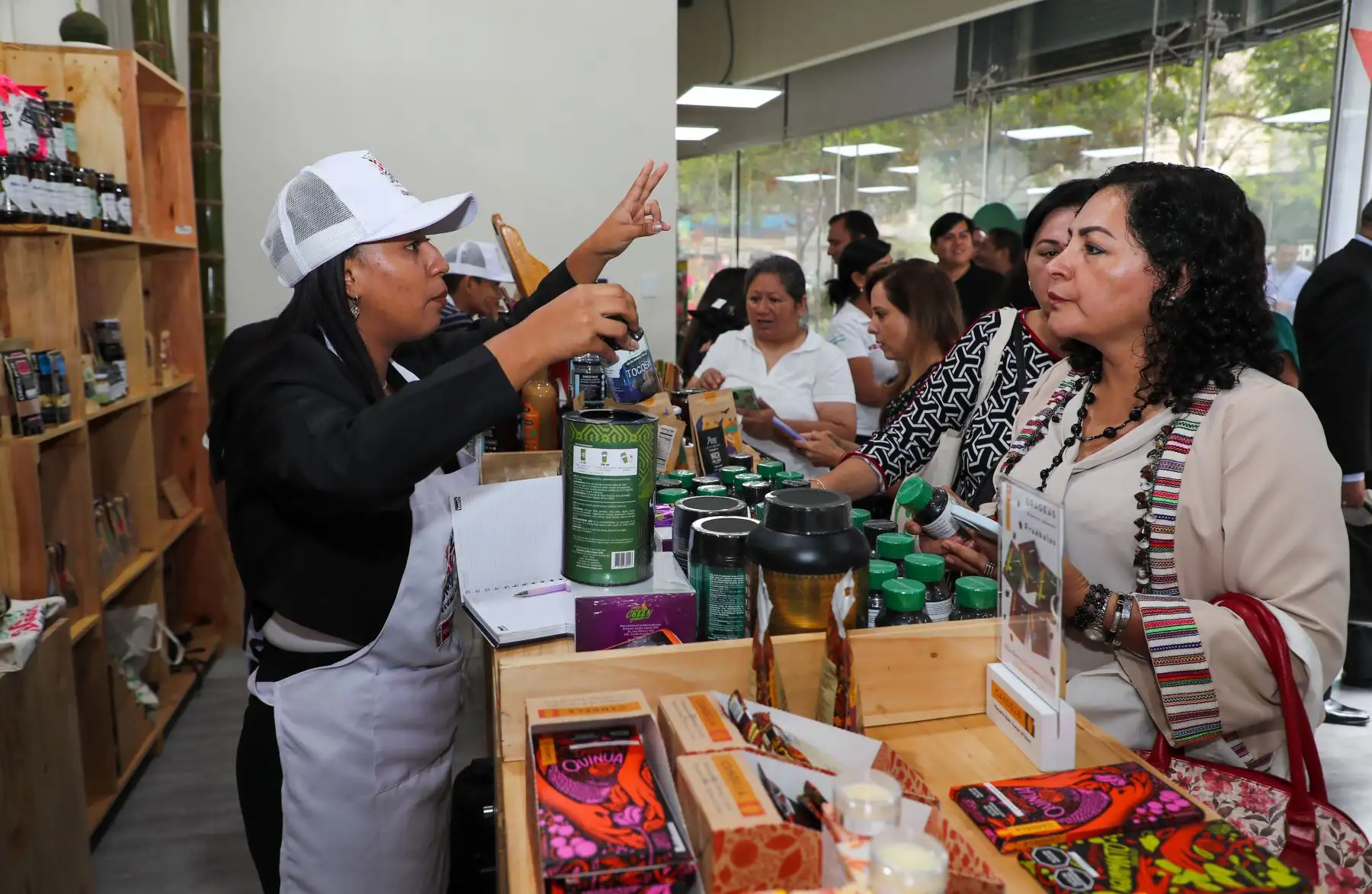 Entre los productos ofrecidos en la feria están el café de origen amazónico, polvo de cacao, chocolate, maca, cúrcuma, aceite de sacha inchi, aguaje, así como artesanías de las mujeres huarinas y diversos tipos de bordados peruanos.
Foto: ANDINA/Difusión