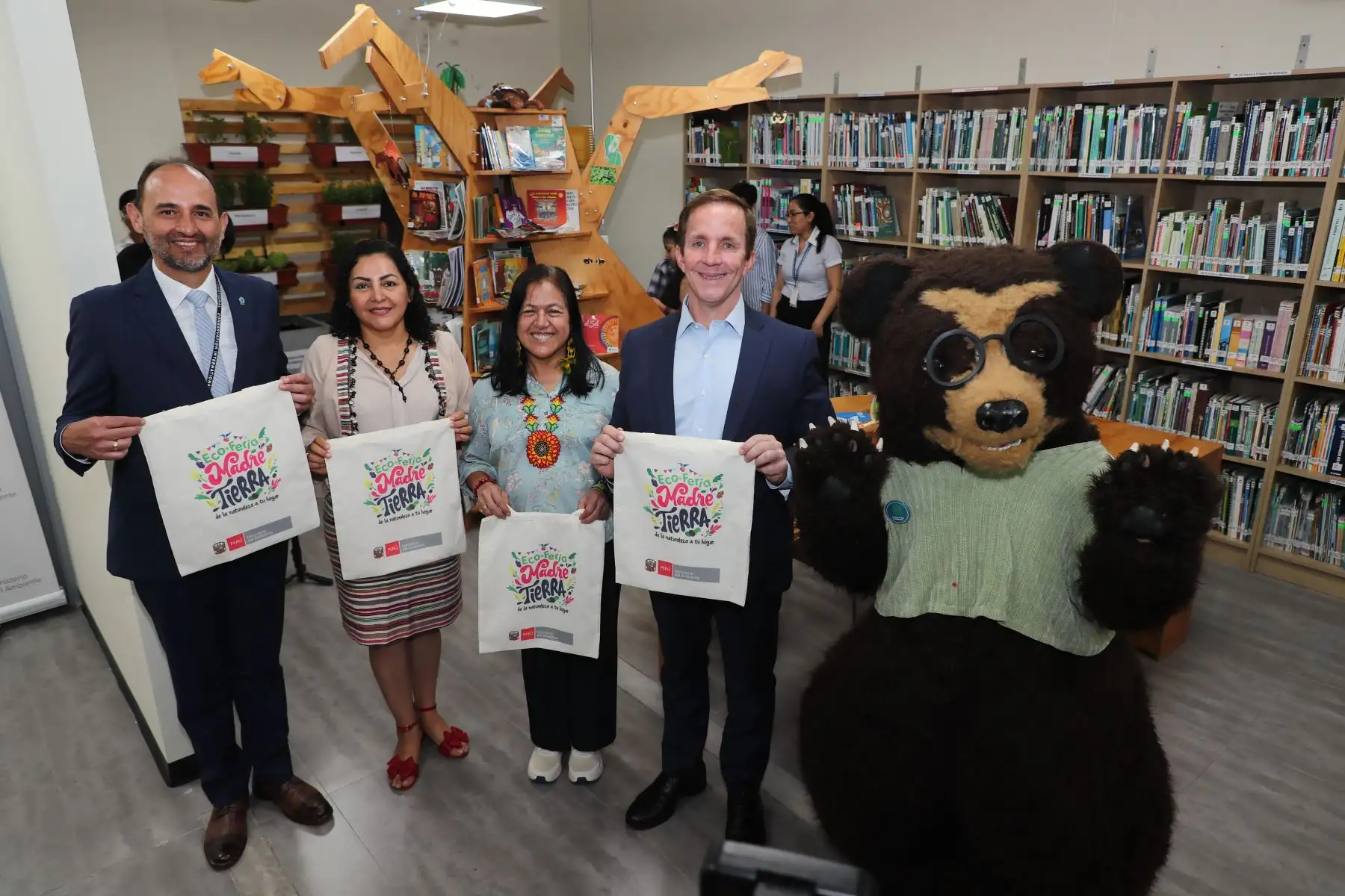 En esta misma fecha, se puso en funcionamiento la nueva sede de la Biblioteca Ambiental (BIAM). Mediante este servicio se realizan actividades educativas para fomentar la empatía ambiental en la población y facilitar el acceso a la información sobre el ambiente sin restricciones.
 
Foto: ANDINA/Difusión