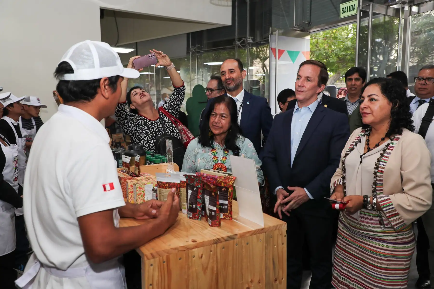 La ecoferia "Madre Tierra" es un nexo vital que conecta emprendimientos sostenibles del Catálogo de Eco y Bionegocios del Minam, de la marca "Aliados por la conservación" del Sernanp y de las iniciativas respaldadas por el Programa Bosques. Se erige como un escaparate dedicado a resaltar productos que no solo son amigables con el medio ambiente, sino que también fomentan prácticas responsables de consumo.
Foto: ANDINA/Difusión