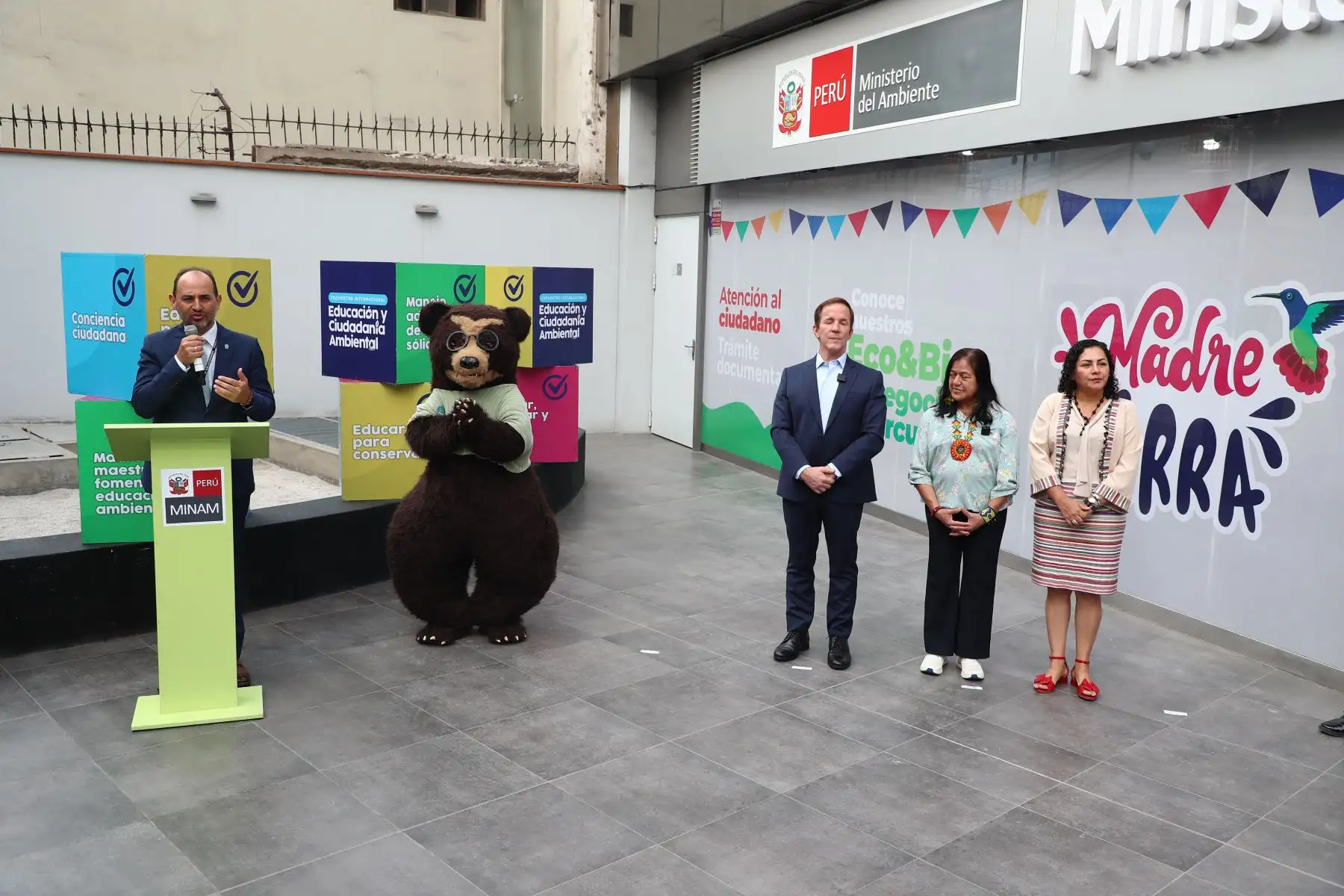 La Ecoferia Madre Tierra y la BIAM están ubicados en av. Antonio Miró Quesada 425 - 1° piso, Magdalena del Mar. El horario de atención es de lunes a viernes de 8:30 p. m. a 6:30 p. m y la BIAM atenderá al público de lunes a viernes de 8:30 a 1:00 p. m. y de 2:00 p. m.  a 5:30 p. m.
Foto: ANDINA/Difusión