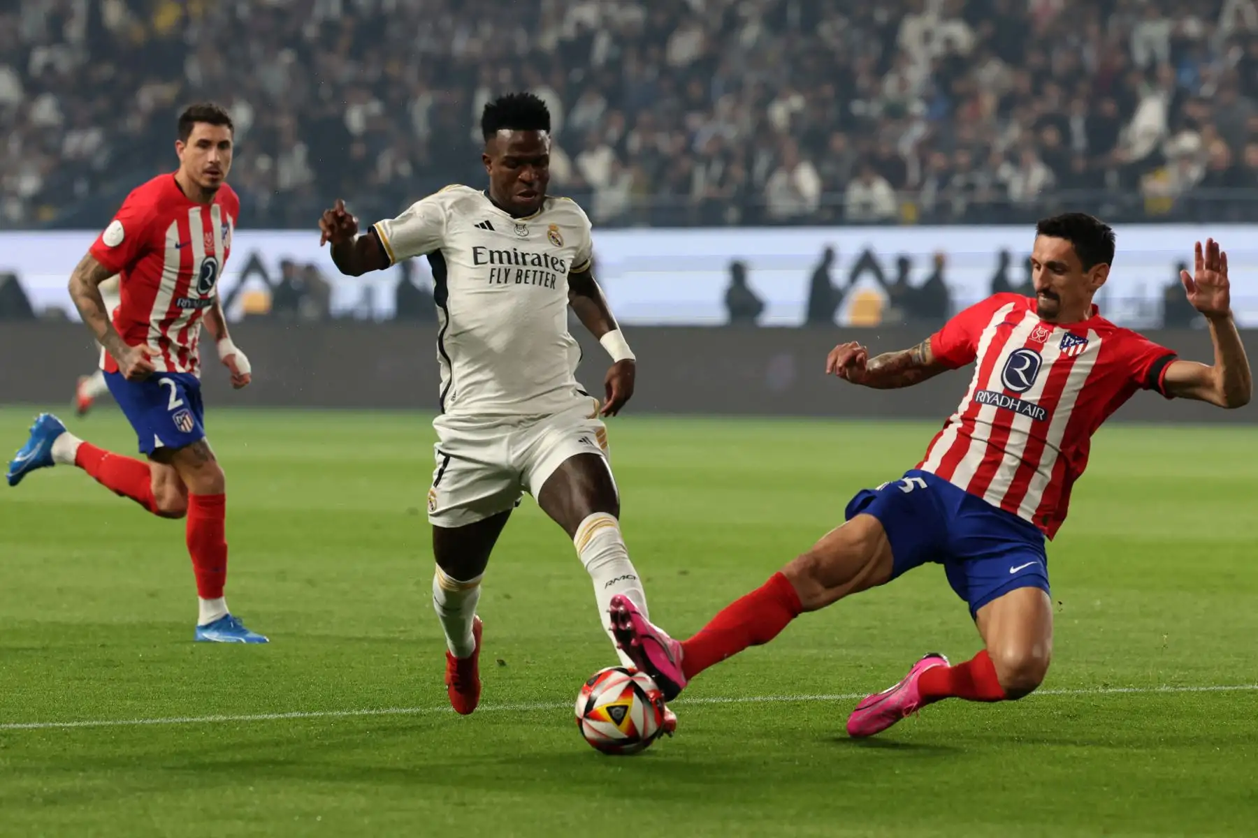 El defensa montenegrino del Atlético de Madrid #15 Stefan Savic lucha por el balón con el delantero brasileño del Real Madrid #07 Vinicius Junior durante el partido de semifinal de la Supercopa de España entre el Real Madrid y el Atlético de Madrid en el estadio Al-Awwal Park de Riad, el 10 de enero , 2024.
Foto: AFP