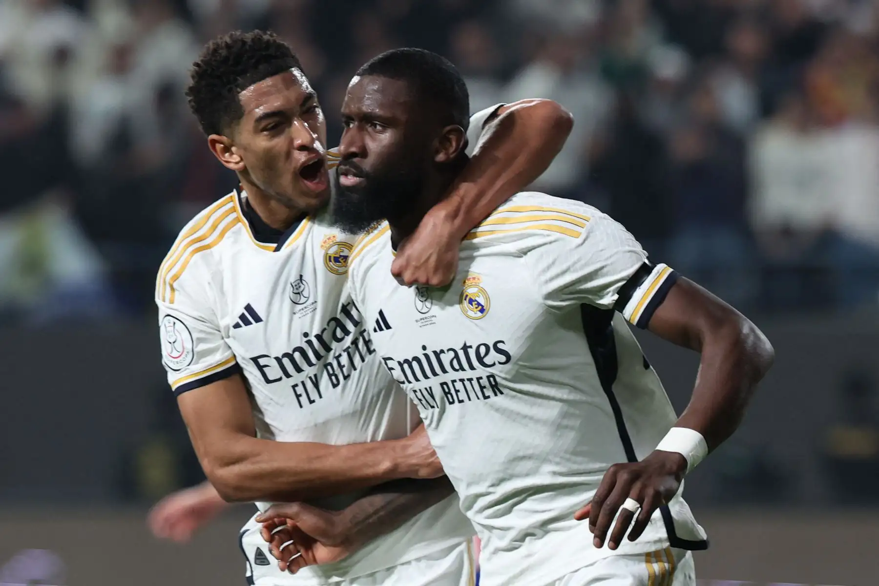 El defensor alemán del Real Madrid #22 Antonio Rudiger celebra con el centrocampista inglés del Real Madrid #5 Jude Bellingham después de marcar el primer gol de su equipo durante el partido de fútbol semifinal de la Supercopa de España entre el Real Madrid y el Atlético de Madrid en el estadio Al-Awwal Park de Riad. el 10 de enero de 2024.
Foto: AFP