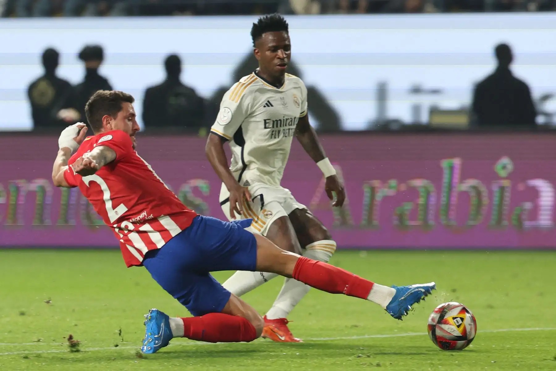 El defensa uruguayo del Atlético de Madrid #02 José Giménez despeja el balón delante del delantero brasileño del Real Madrid #07 Vinicius Junior durante el partido de semifinal de la Supercopa de España entre el Real Madrid y el Atlético de Madrid en el estadio Al-Awwal Park de Riad, el 10 de enero. , 2024.
Foto AFP