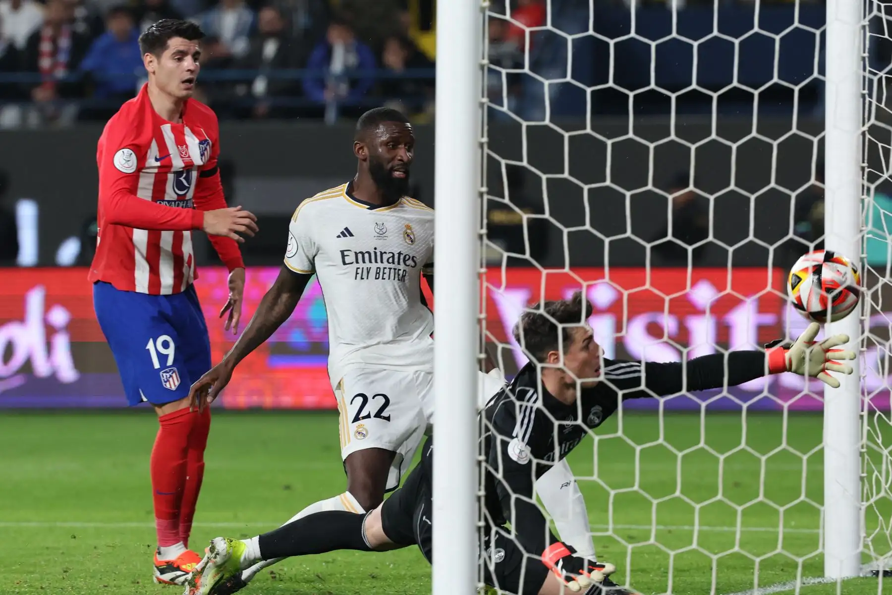 El portero español #25 del Real Madrid, Kepa Arrizabalaga, intenta evitar que el balón entre en la red durante el partido de fútbol semifinal de la Supercopa de España entre el Real Madrid y el Atlético de Madrid en el estadio Al-Awwal Park de Riad, el 10 de enero de 2024.
Foto:AFP