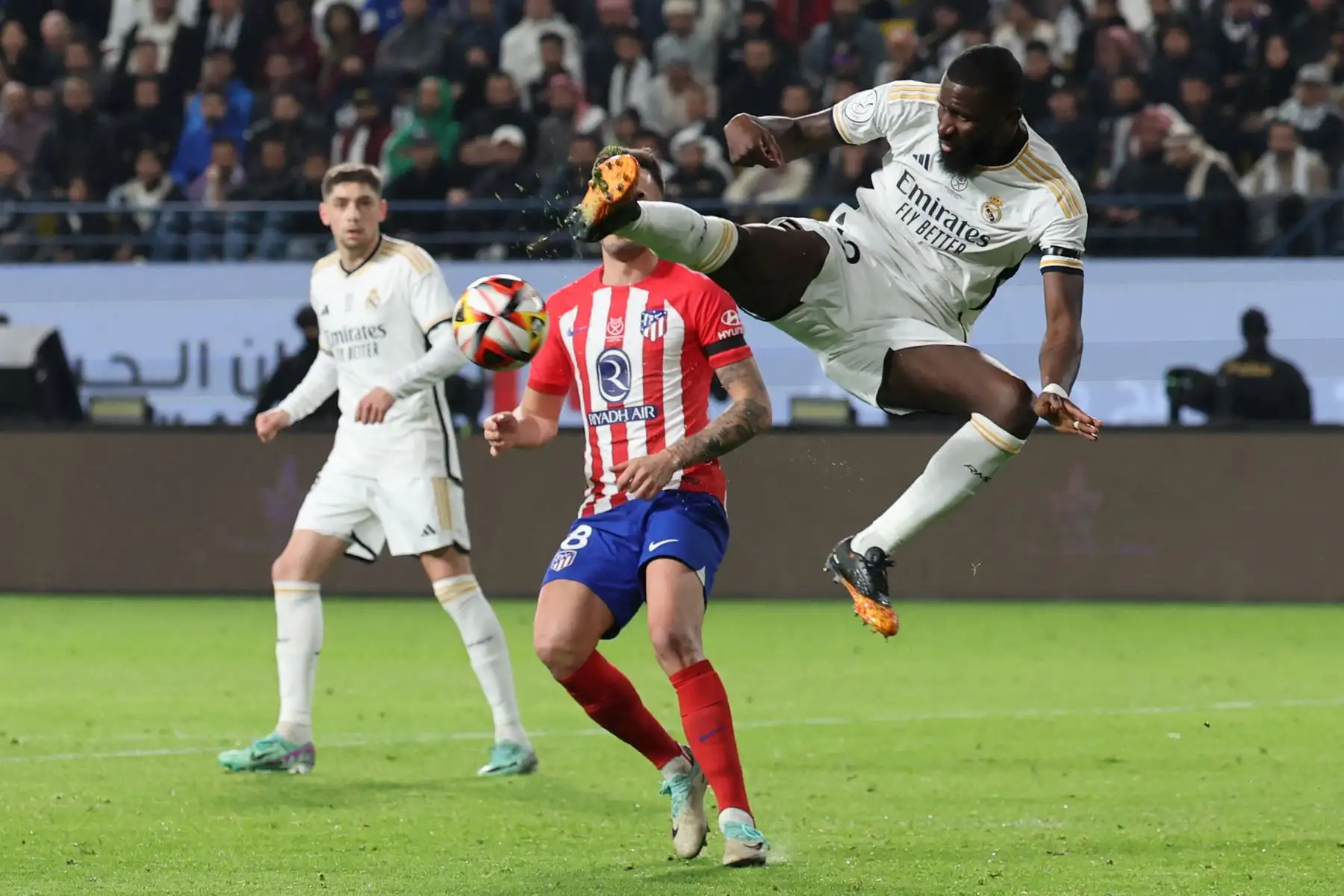 El defensa alemán #22 del Real Madrid, Antonio Rudiger, despeja el balón durante el partido de fútbol semifinal de la Supercopa de España entre el Real Madrid y el Atlético de Madrid en el estadio Al-Awwal Park de Riad, el 10 de enero de 2024.