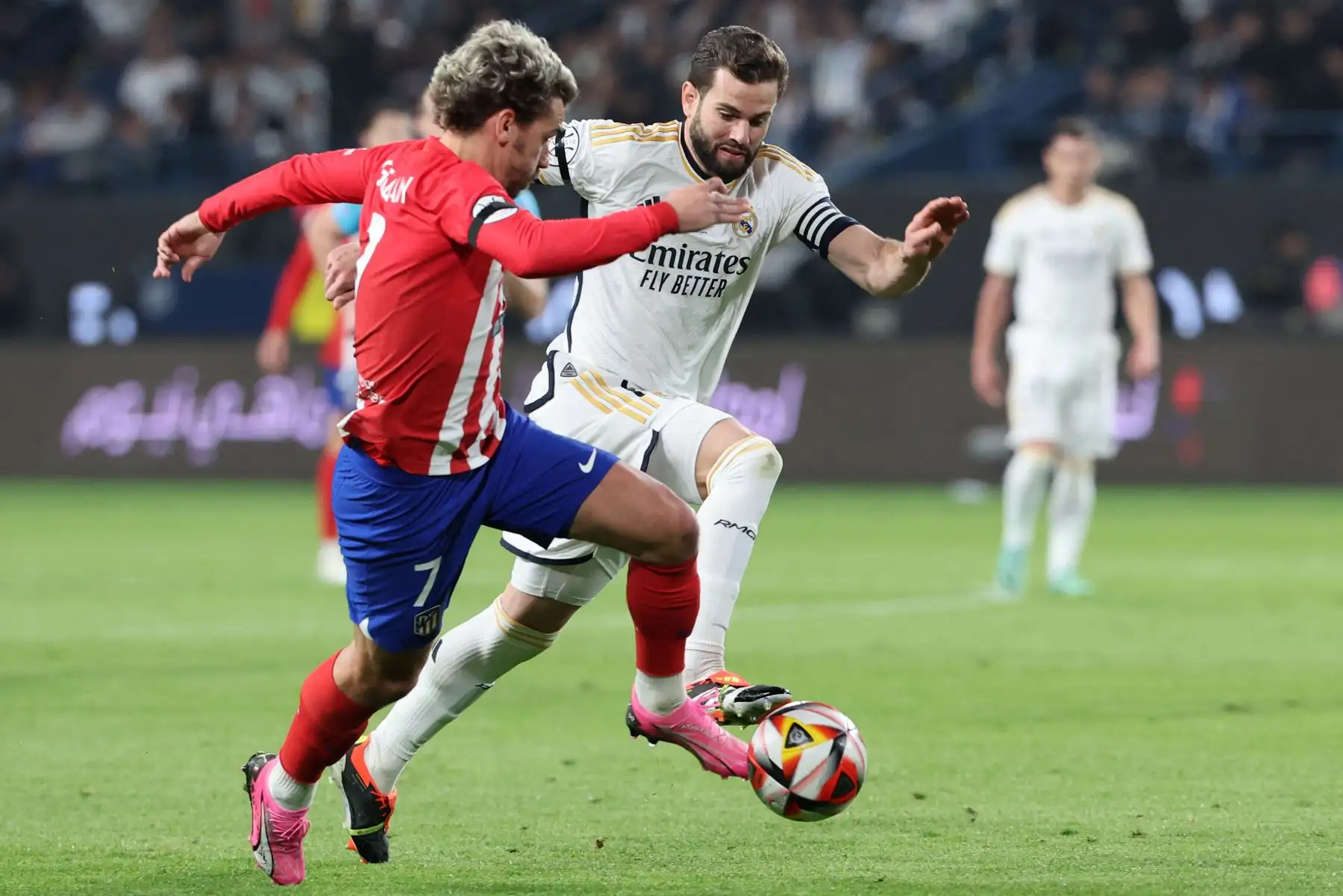 El defensa español del Real Madrid #06 Nacho Fernández lucha por el balón con el delantero francés del Atlético de Madrid #07 Antoine Griezmann durante el partido de semifinal de la Supercopa de España entre el Real Madrid y el Atlético de Madrid en el estadio Al-Awwal Park de Riad, el 10 de enero , 2024.
Foto: AFP