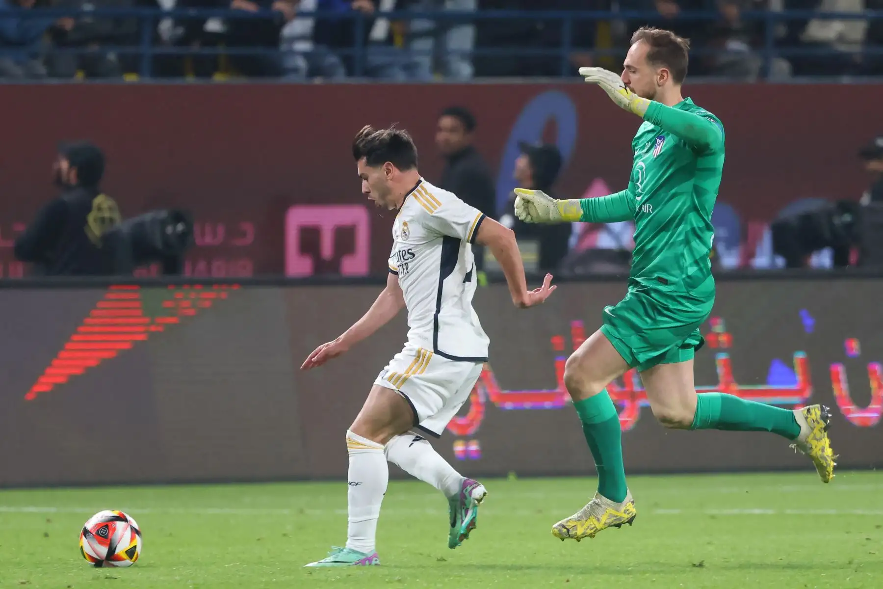 El delantero español del Real Madrid #21 Brahim Díaz regatea al portero esloveno del Atlético de Madrid #13 Jan Oblak durante el partido de fútbol semifinal de la Supercopa de España entre el Real Madrid y el Atlético de Madrid en el estadio Al-Awwal Park de Riad, el 10 de enero de 2024.
Foto:AFP