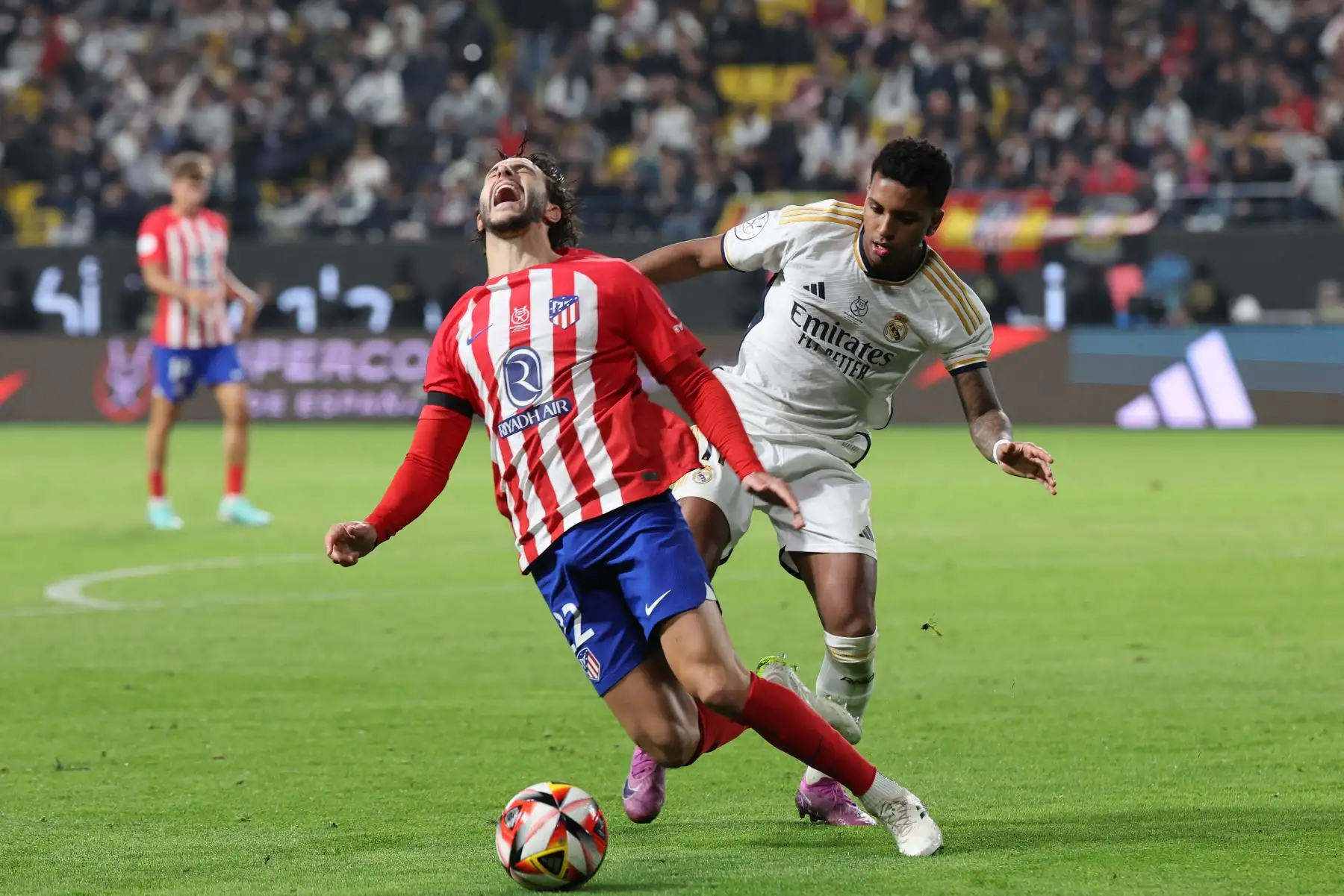 El delantero brasileño del Real Madrid #11 Rodrygo lucha por el balón con el defensa español del Atlético de Madrid #22 Mario Hermoso durante el partido de fútbol semifinal de la Supercopa de España entre el Real Madrid y el Atlético de Madrid en el estadio Al-Awwal Park de Riad, el 10 de enero. 2024.
Foto: AFP