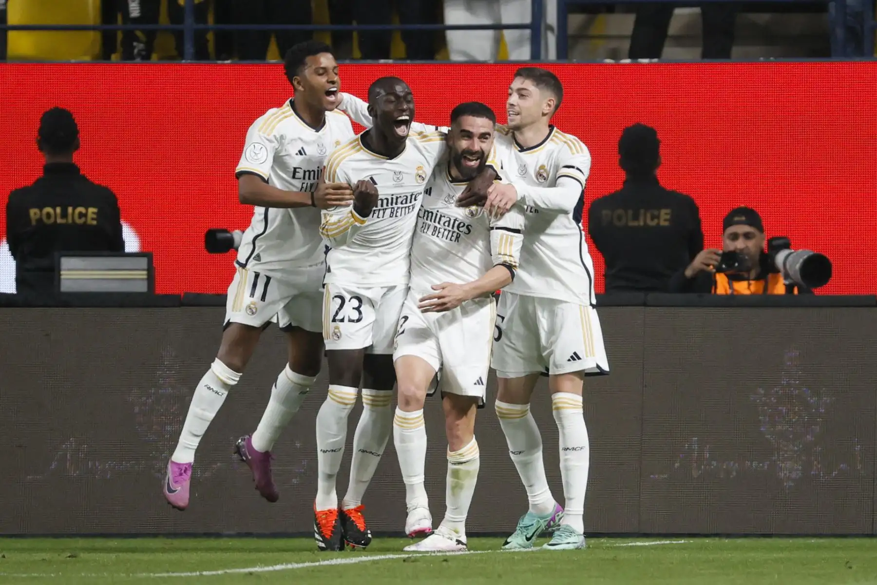 El defensa del Real Madrid Ferland Mendy (2-i) celebra con sus compañeros tras marcar el segundo gol ante el Atlético de Madrid, durante el partido de semifinales de la Supercopa de España que Real Madrid y Atlético de Madrid disputan este miércoles en el estadio Al Awwal Park de Riad, en Arabia Saudí.
Foto: EFE