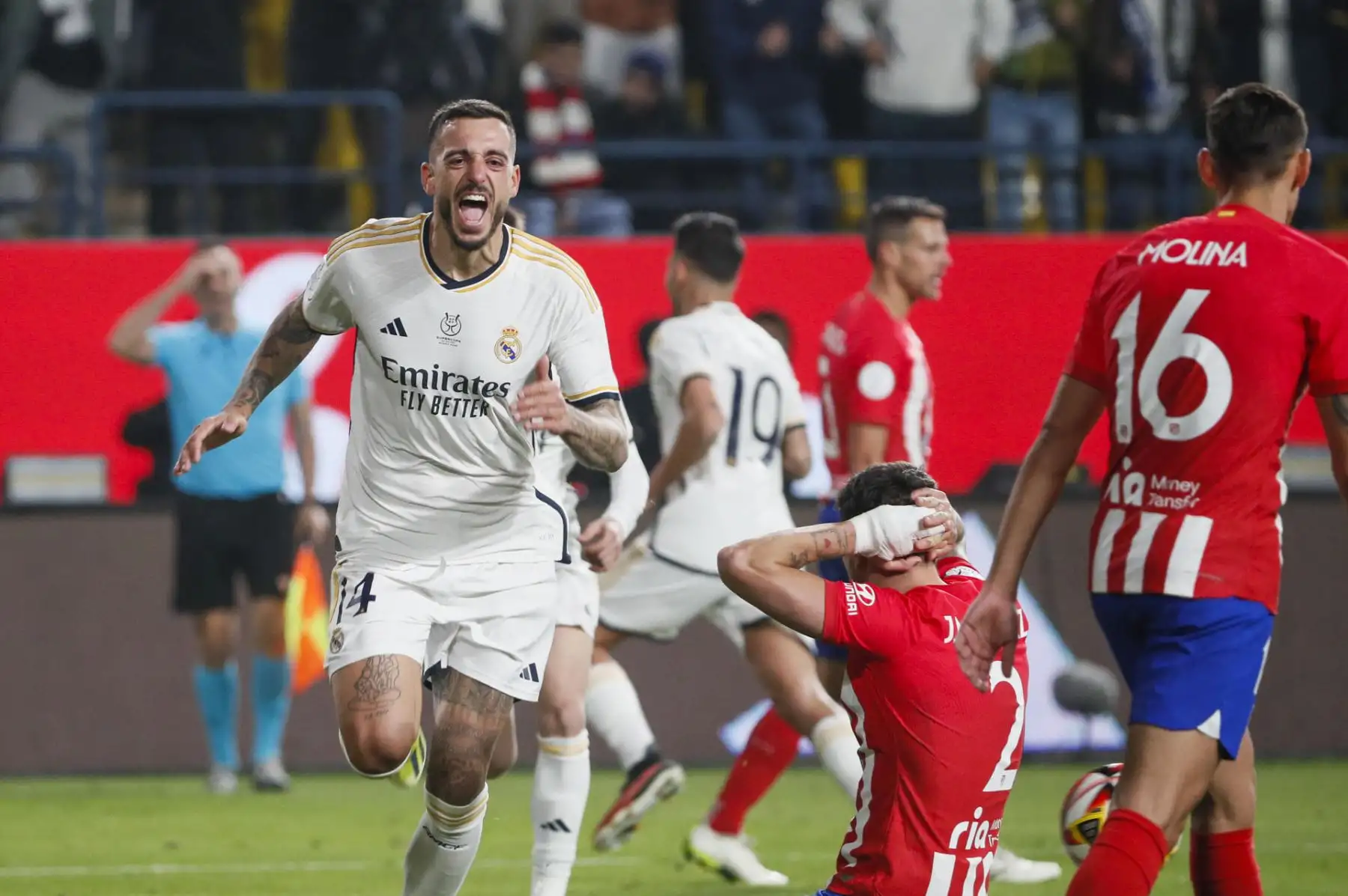 El delantero del Real Madrid, Joselu, celebra el cuarto gol del equipo madridista durante el partido de semifinales de la Supercopa de España que Real Madrid y Atlético de Madrid han disputado este miércoles en el estadio Al Awwal Park de Riad, en Arabia Saudí.
Foto: EFE