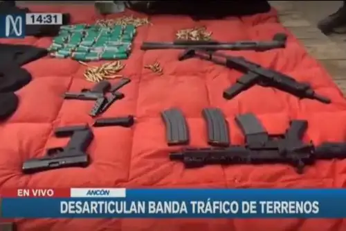 En Ancón, la Policía Nacional ha incautado un impresionante arsenal de armas y municiones pertenecientes a una presunta banda criminal dedicada al tráfico de terrenos. Foto: Captura TV