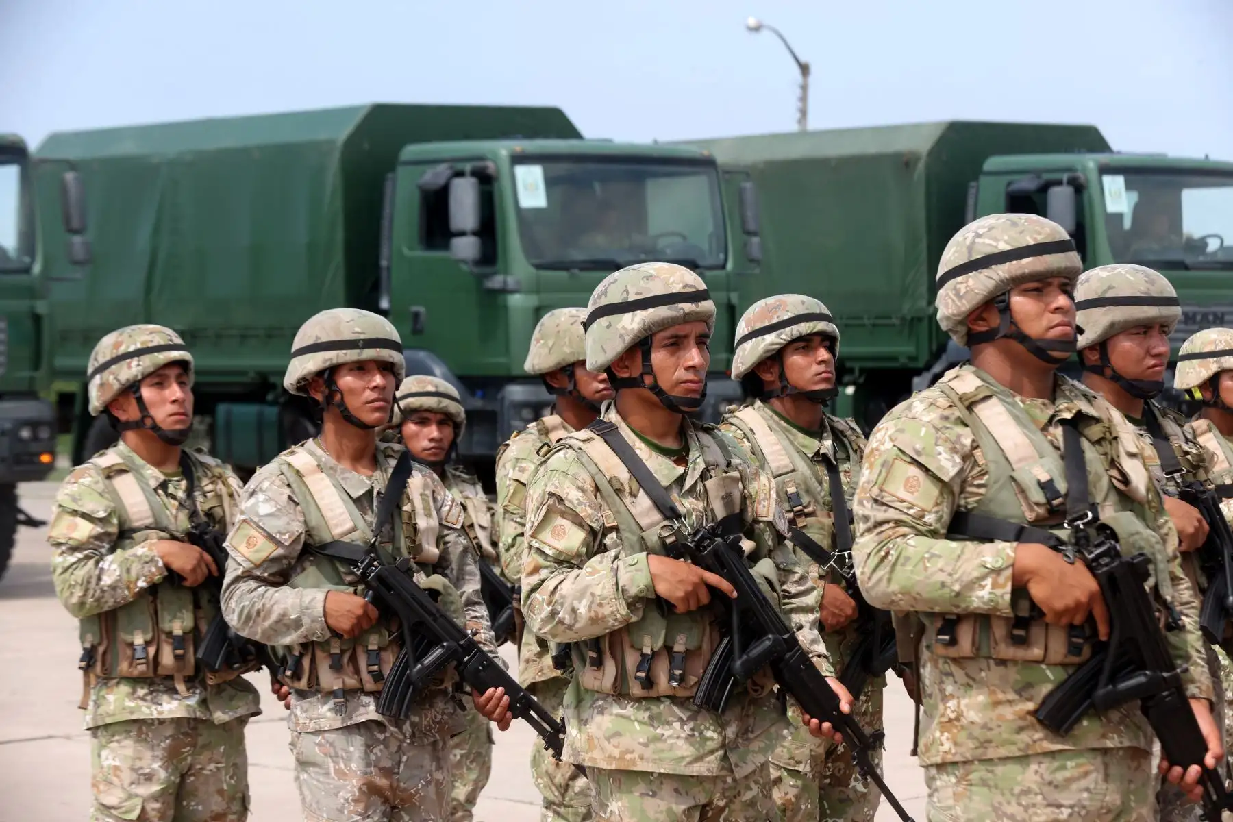 El ministro de Defensa, Jorge Chávez Cresta, señaló que, a pedido de la Policía Nacional, se ha puesto a disposición el apoyo de las Fuerzas Armadas en el control y resguardo de las fronteras con Ecuador ante los hechos de violencia ocurridos en dicho país.
Foto: ANDINA/Difusión