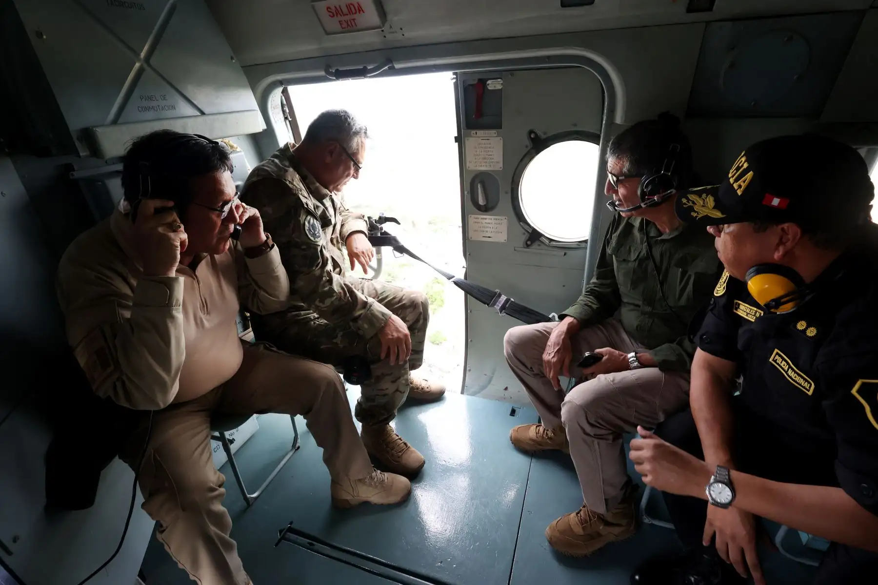 El ministro de Defensa, Jorge Chávez Cresta, señaló que, a pedido de la Policía Nacional, se ha puesto a disposición el apoyo de las Fuerzas Armadas en el control y resguardo de las fronteras con Ecuador ante los hechos de violencia ocurridos en dicho país.
Foto: ANDINA/Difusión