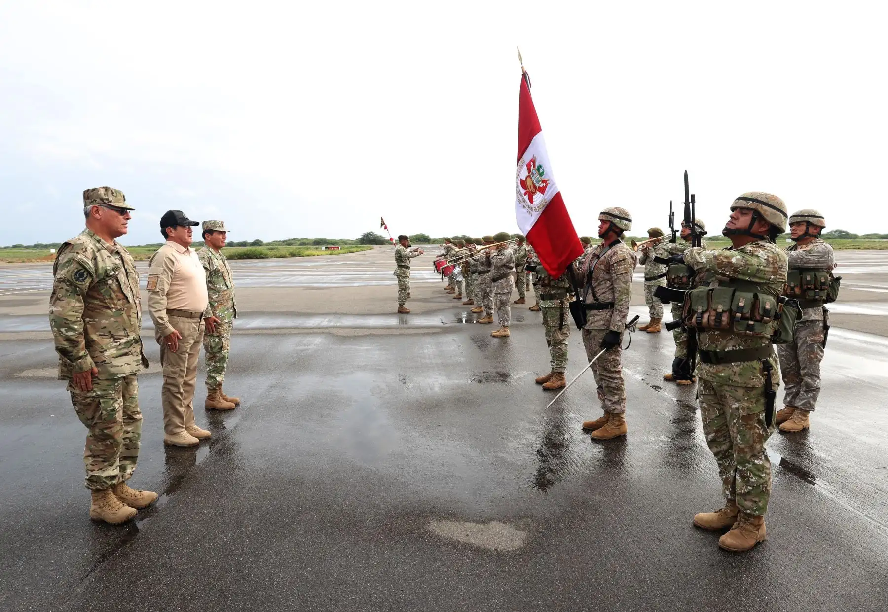 Durante una conferencia de prensa realizada en la región de Tumbes, el titular del sector Interior reiteró que se dispuso el despliegue de 400 efectivos policiales para el reforzamiento de las fronteras, a quienes se sumaron 100 agentes de la Dirección de Operaciones Especiales de la PNP.
Foto: ANDINA/Difusión