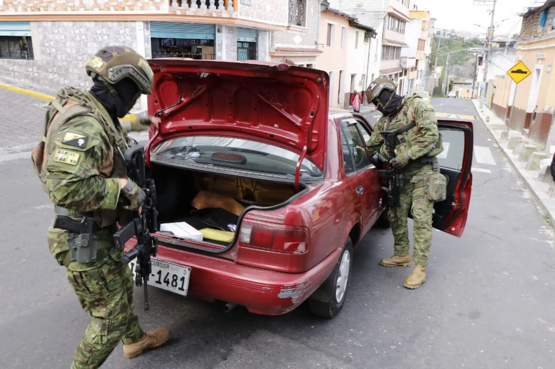 Miembros de las Fuerzas Armadas, durante una operación para proteger la seguridad civil en Quito. Foto: AFP