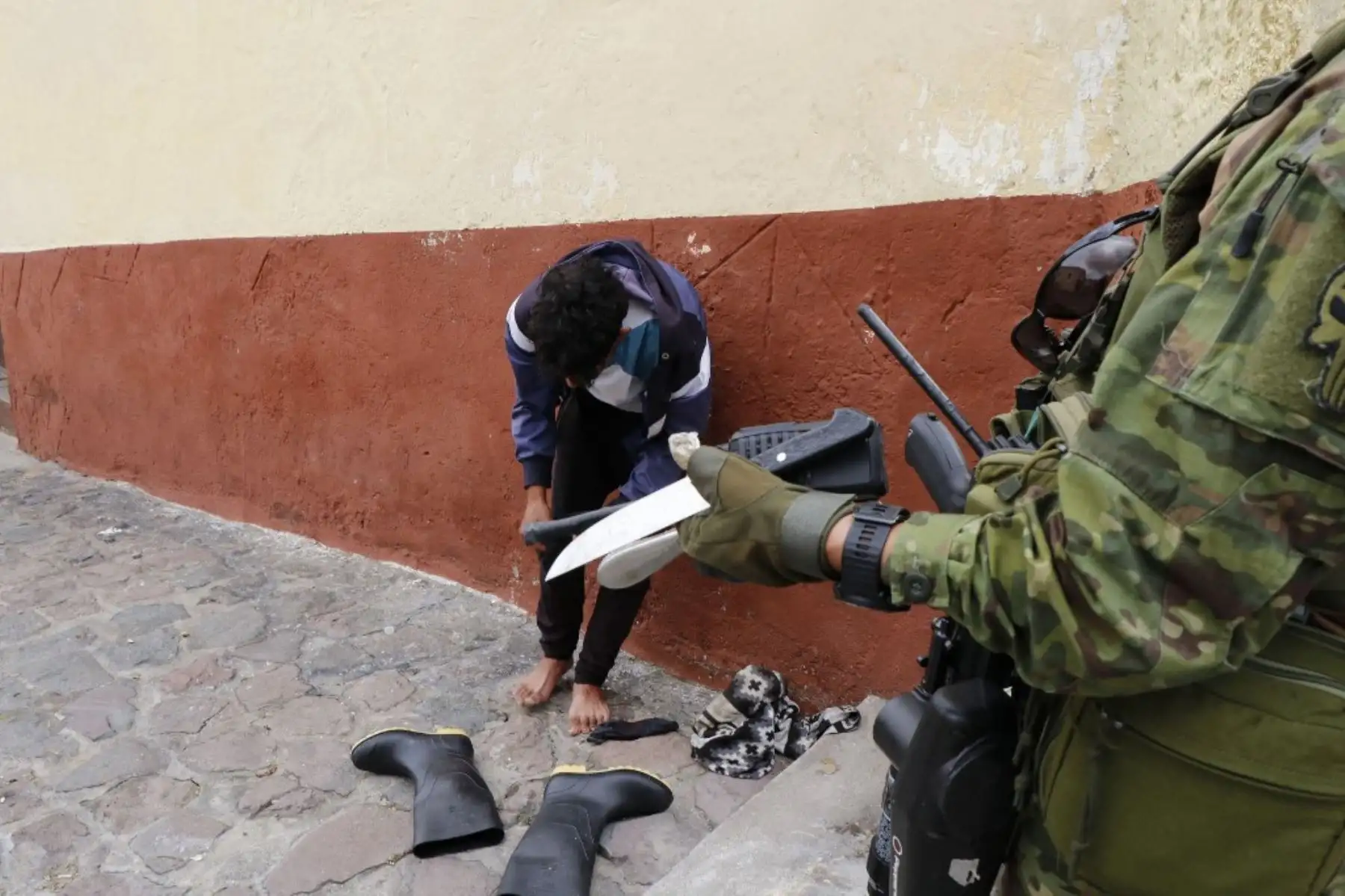 Miembros de las Fuerzas Armadas, durante una operación para proteger la seguridad civil en Quito. Foto: AFP