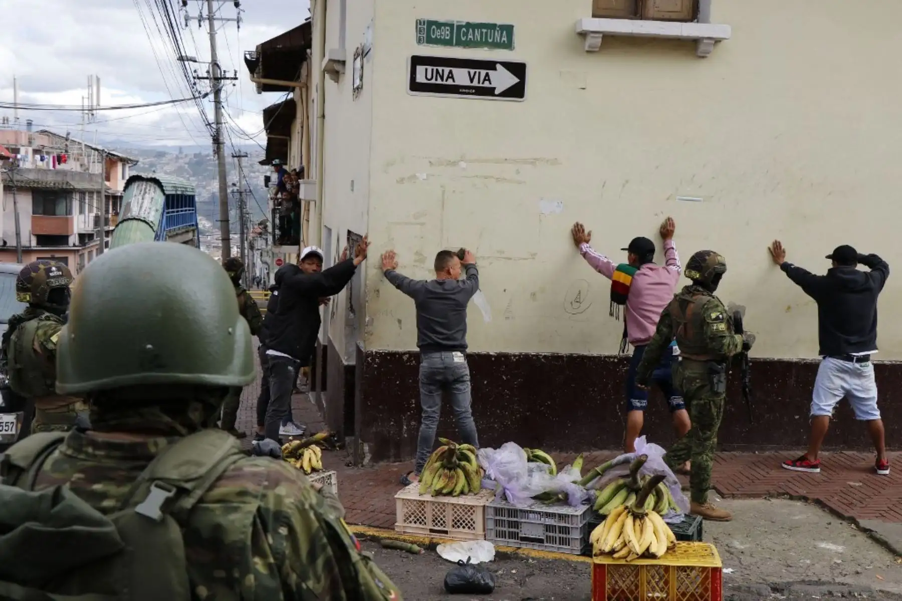 Miembros de las Fuerzas Armadas, durante una operación para proteger la seguridad civil en Quito. Foto: AFP