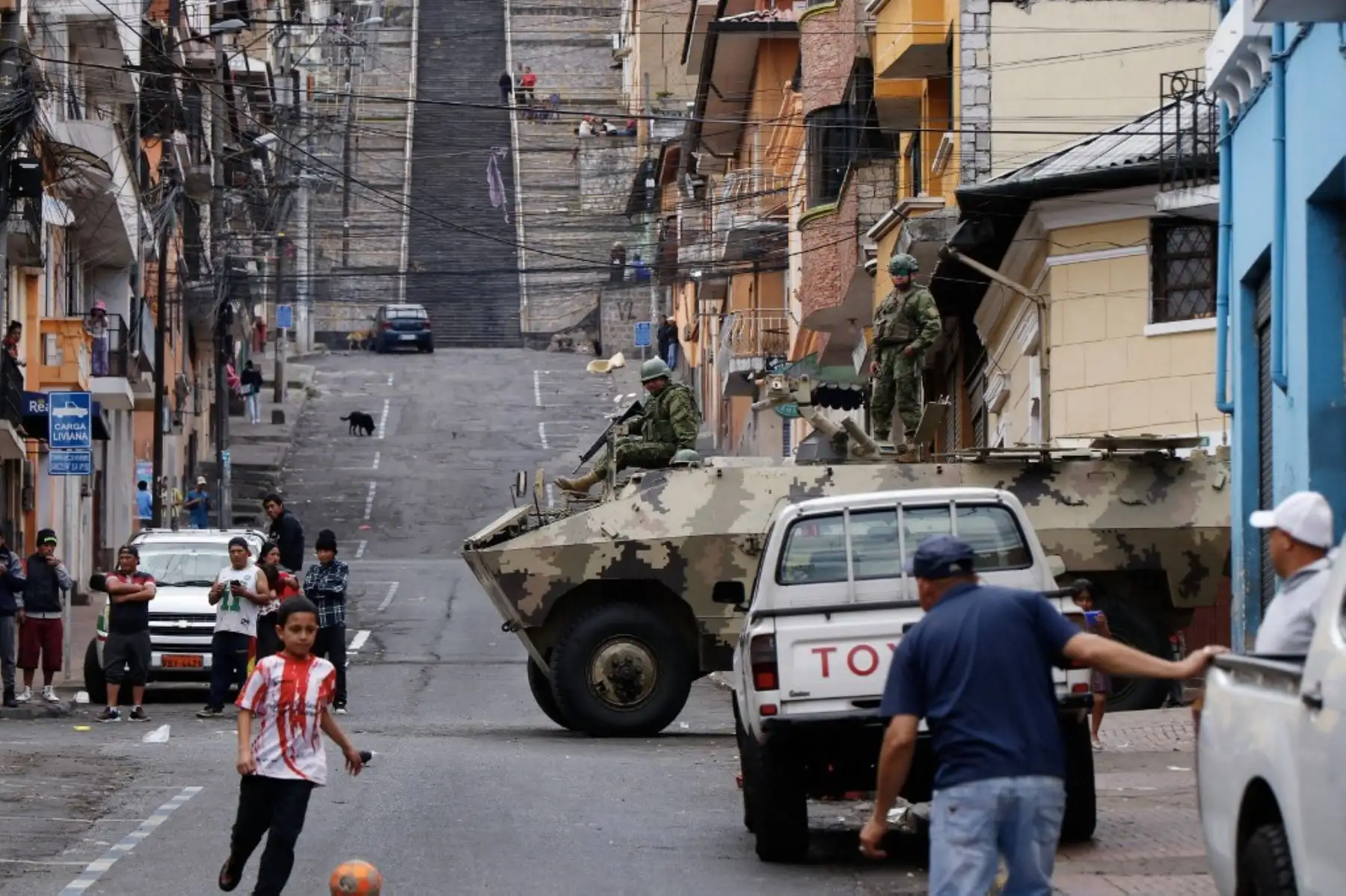 Miembros de las Fuerzas Armadas patrullan una calle durante una operación para proteger la seguridad civil en Quito. Foto: AFP