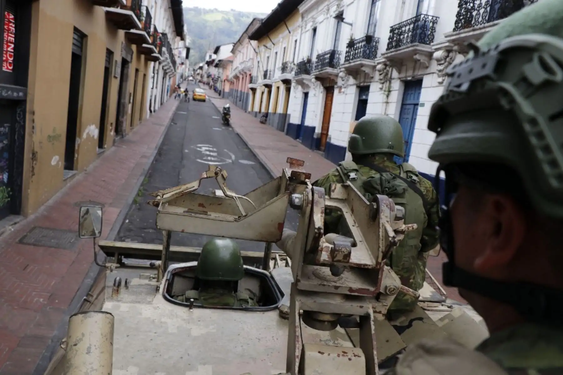 Miembros de las Fuerzas Armadas patrullan una calle durante una operación para proteger la seguridad civil en Quito. Foto: AFP