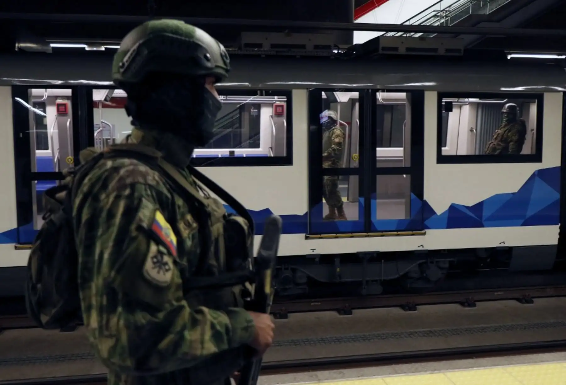 Miembros de las Fuerzas Armadas patrullan el transporte durante una operación para proteger la seguridad civil en Quito. Foto: AFP