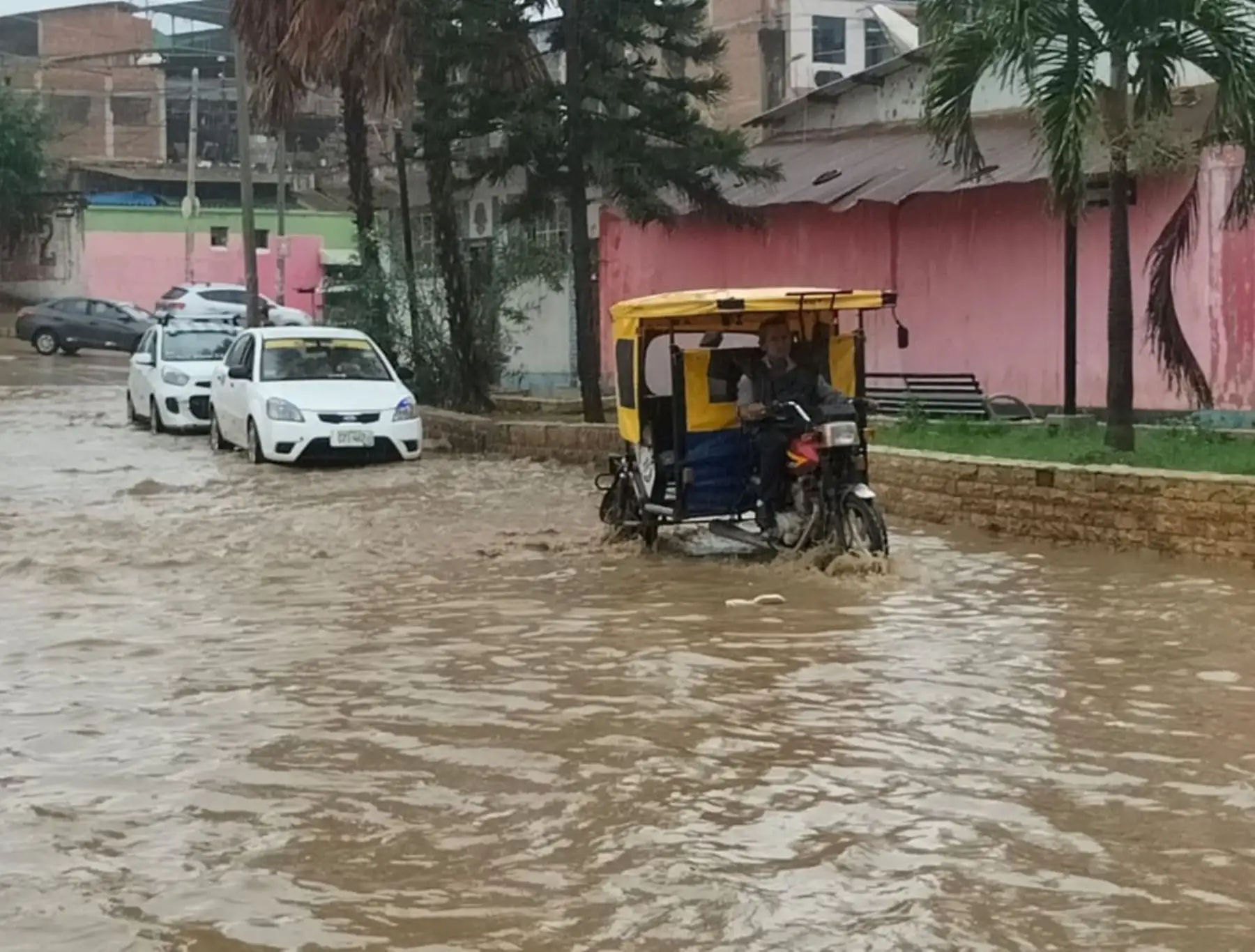 Una lluvia de moderada intensidad soporta desde anoche Tumbes. La precipitación ha generado aniegos en diversos distritos de la región. Foto: Milagros Rodríguez.