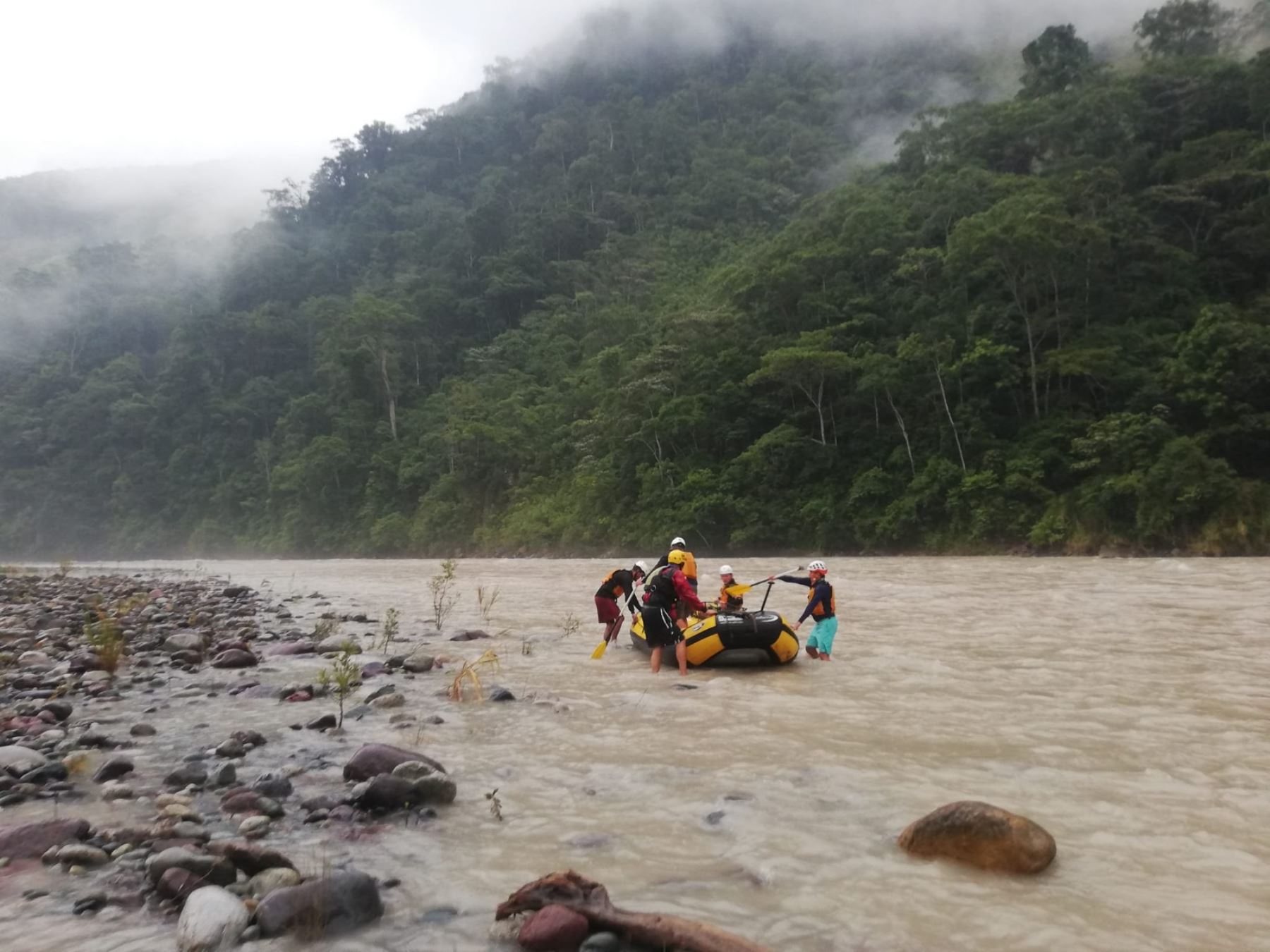 Brigadas de rescate recuperaron cuatro cuerpos de los siete miembros de una familia que desapareció tras caer al río Pozuzo la camioneta en que viajaban. ANDINA/Difusión
