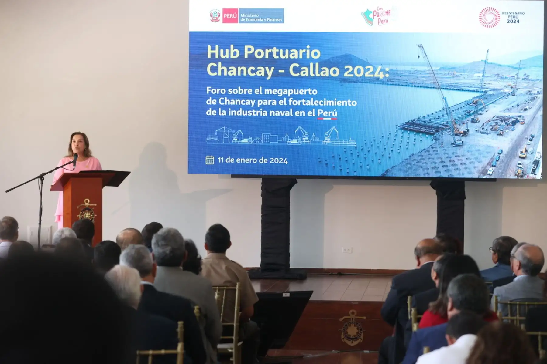 La presidenta de la república, Dina Boluarte, participa en la clausura del evento denominado Hub Portuario Chancay - Callao 2024: “Foro sobre el Megapuerto de Chancay para el Fortalecimiento de la Industria Naval en el Perú”. Foto: ANDINA/ Juan Carlos Guzmán