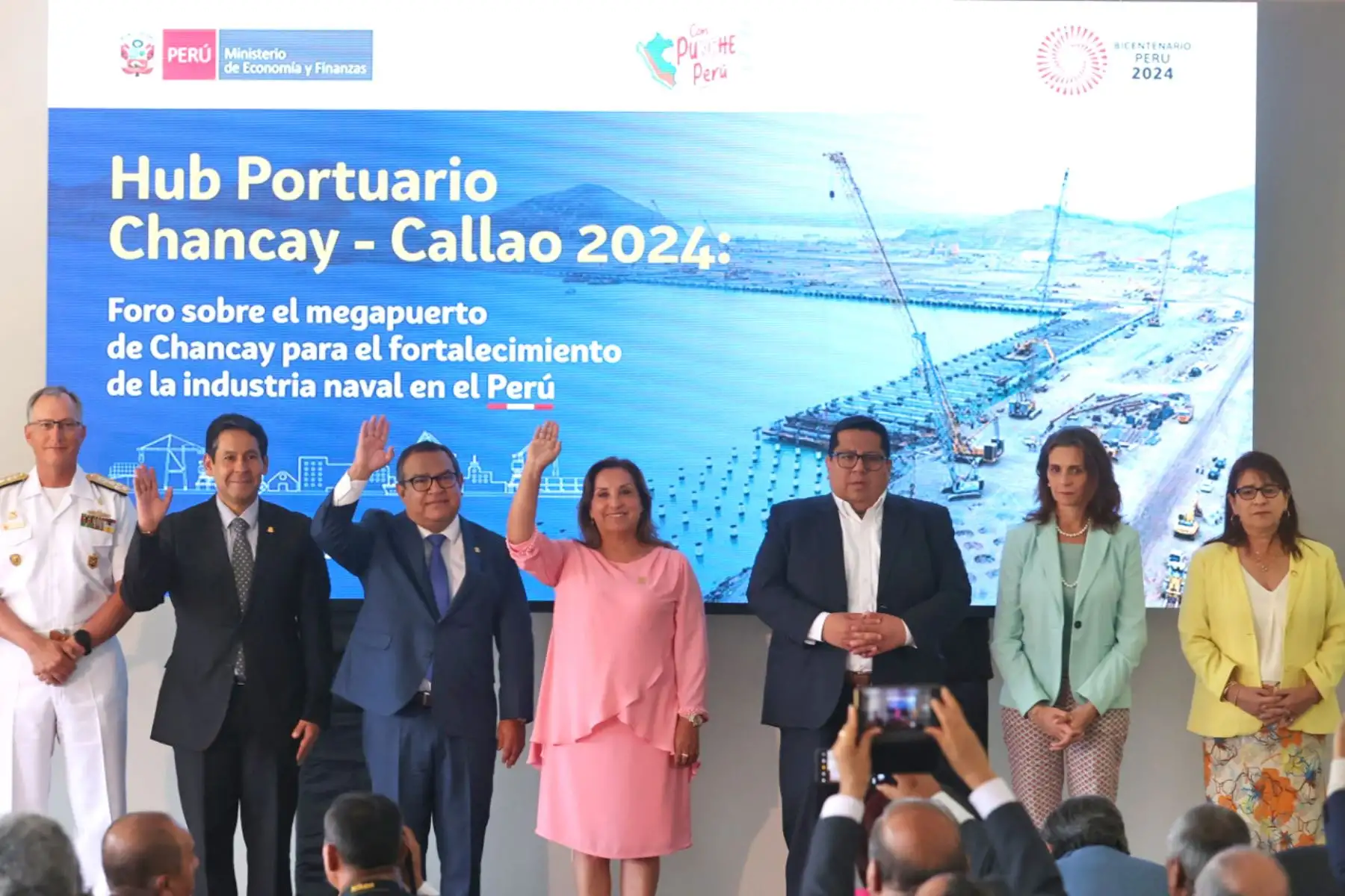 La presidenta de la república, Dina Boluarte, participa en la clausura del evento denominado Hub Portuario Chancay - Callao 2024: “Foro sobre el Megapuerto de Chancay para el Fortalecimiento de la Industria Naval en el Perú”. Foto: ANDINA/ Juan Carlos Guzmán