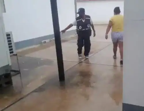Lluvia de moderada intensidad que afecta a Tumbes inundó el área de emergencia del Hospital Regional JAMO y a causado aniegos en diversas calles. ANDINA/Difusión