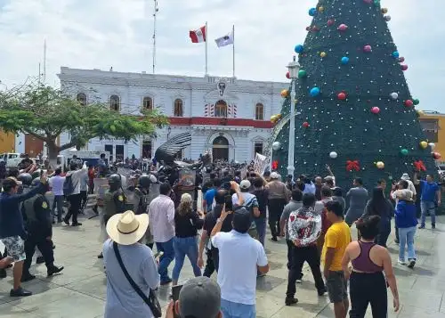 Seguidores del suspendido alcalde de Trujillo, Arturo Fernández, se enfrentaron a los serenos de esa ciudad quienes procedieron al retiro de las esculturas y los contenedores de basura que se colocaron en la plaza de Armas sin autorización de la Dirección de Cultura. Foto: Luis Puell