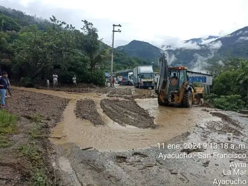 Decenas de vehículos se vieron afectados por las lluvias intensas que provocaron deslizamientos y activación de quebradas, restringiendo el tránsito en la vía Ayacucho - San Francisco. ANDINA/Difusión