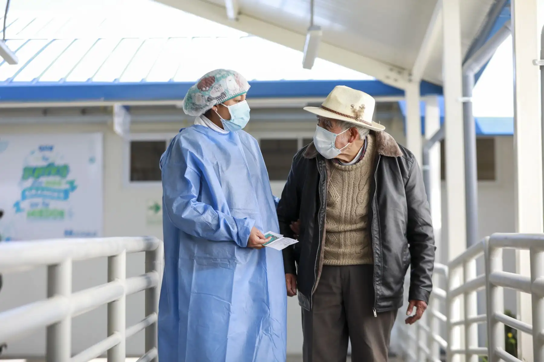 En su visita a Junín, la titular de EsSalud visitó el Hospital Bicentenario de Jauja, inaugurado el 27 de diciembre de 2021 y que cuenta con una población adscrita de más de 24 mil asegurados. En su recorrido por los servicios de emergencia, consulta, hospitalización, medicina física y rehabilitación, entre otros, conversó con el personal médico y supervisó las atenciones a los pacientes.
Foto: ANDINA/EsSalud