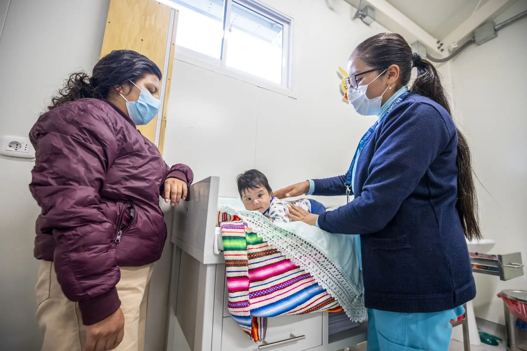 En su visita a Junín, la titular de EsSalud visitó el Hospital Bicentenario de Jauja, inaugurado el 27 de diciembre de 2021 y que cuenta con una población adscrita de más de 24 mil asegurados. En su recorrido por los servicios de emergencia, consulta, hospitalización, medicina física y rehabilitación, entre otros, conversó con el personal médico y supervisó las atenciones a los pacientes.
Foto: ANDINA/EsSalud