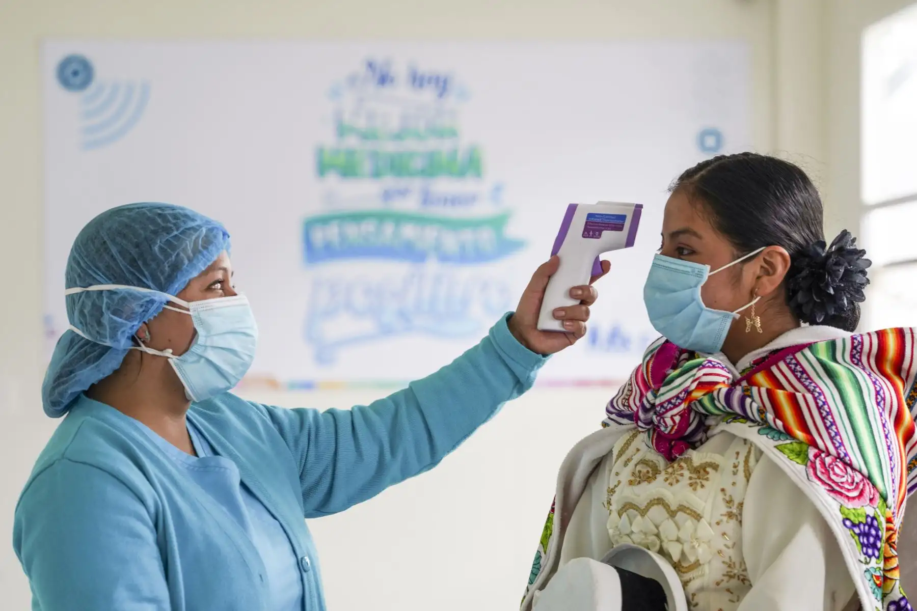 “Ante la inminente llegada del Fenómeno El Niño, la alta dirección ha dispuesto el fortalecimiento de los servicios de salud en todo el país para atender a los posibles afectados. Para ello se ha implementado unidades de vigilancia epidemiológica, a fin de reforzar la observación y detección oportuna del dengue y otras enfermedades infecciosas”, resaltó Aguilar Del Águila. Asimismo, está destinando el personal necesario para atender oportunamente a los pacientes y el abastecimiento de medicamentos”, finalizó.
Foto: ANDINA/EsSalud