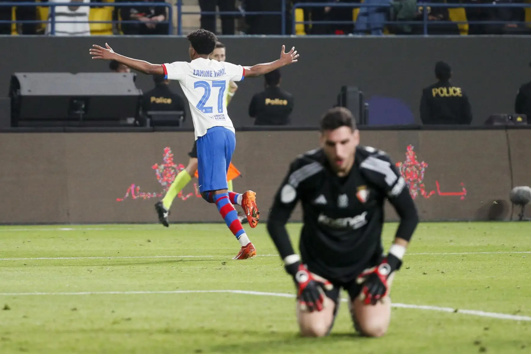 El delantero del Barcelona Lamine Yamal celebra tras marcar el segundo gol ante Osasuna, durante la segunda semifinal de la Supercopa de España que FC Barcelona y CA Osasuna disputaron este jueves en el estadio Al-Awwal Park de Riad, en Arabia Saudí.
Foto: EFE