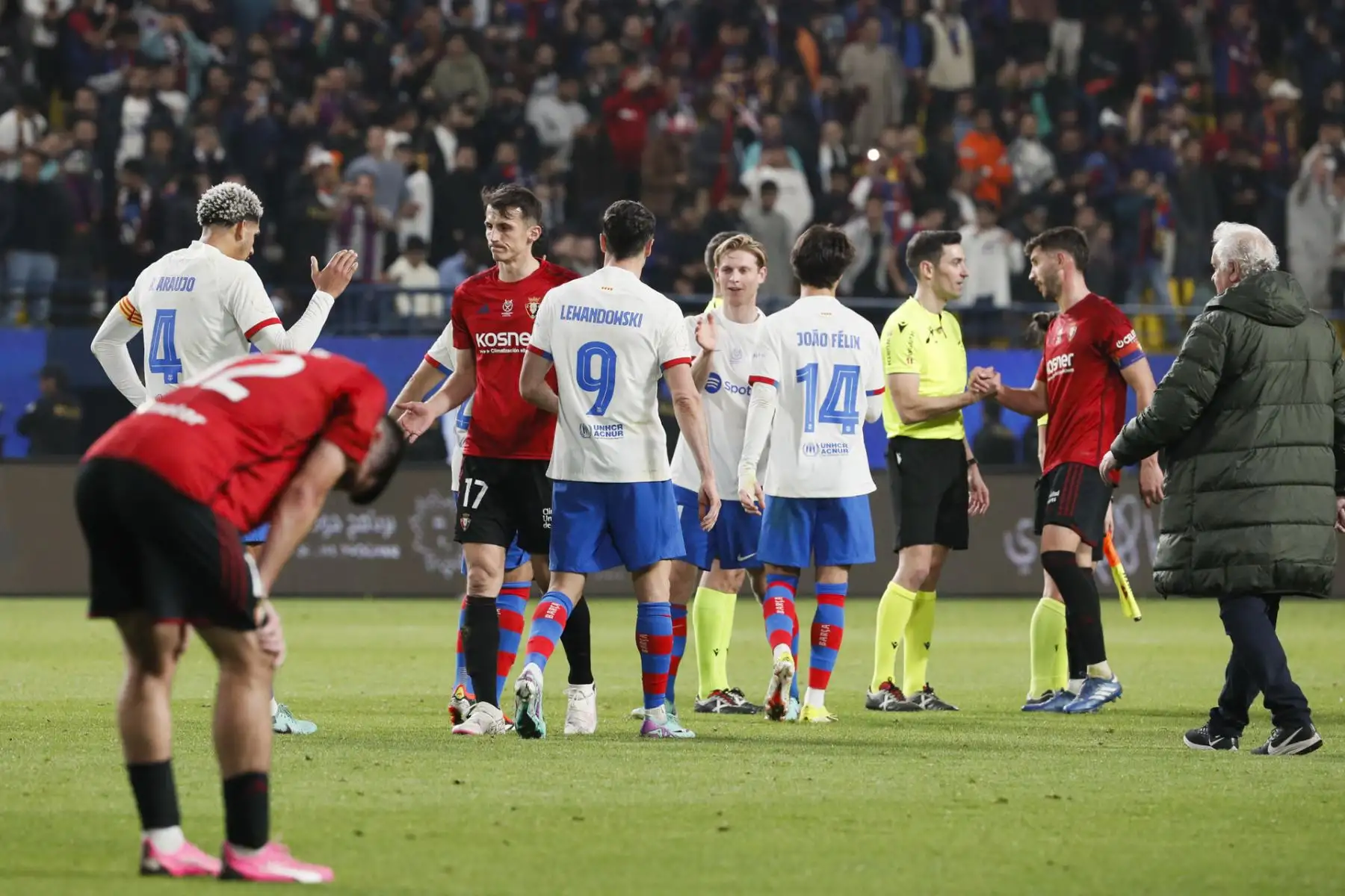 Los jugadores del Barcelona y Osasuna se saludan al término de la segunda semifinal de la Supercopa de España que FC Barcelona y CA Osasuna han disputado este jueves en el estadio Al-Awwal Park de Riad, en Arabia Saudí.
Foto: EFE