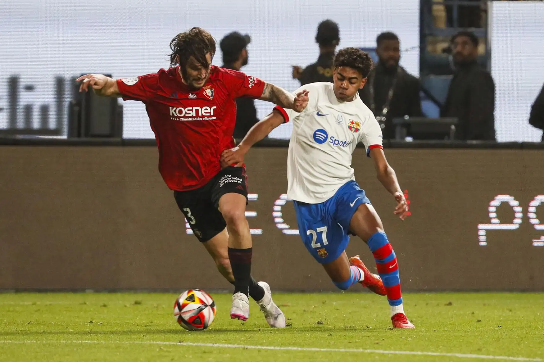 El lateral de Osasuna Juan Cruz escapa de Lamine Yamal, del Barcelona, durante la segunda semifinal de la Supercopa de España que FC Barcelona y CA Osasuna disputan este jueves en el estadio Al-Awwal Park de Riad, en Arabia Saudí.