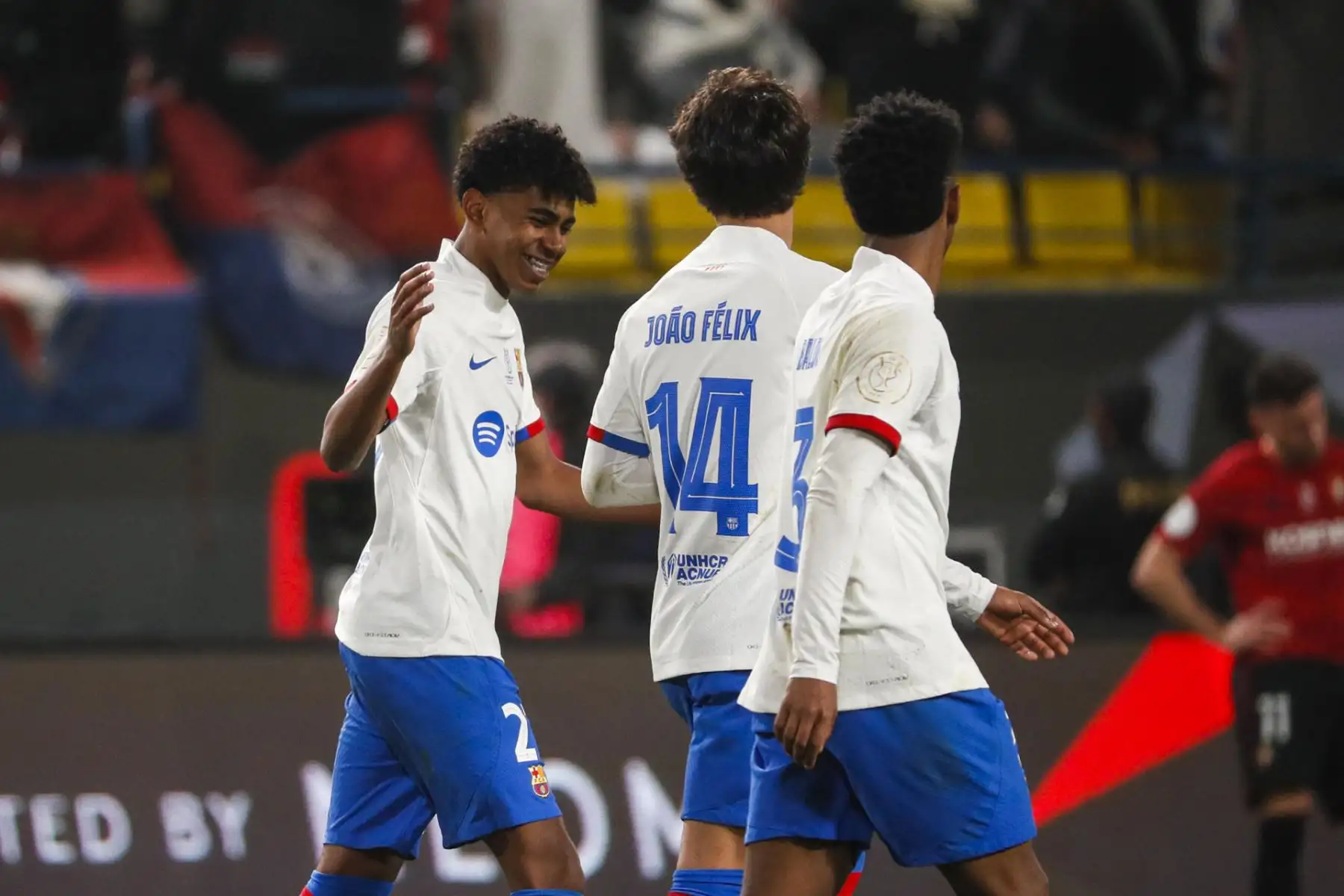 El delantero del Barcelona Lamine Yamal celebra con Joao Félix tras marcar el segundo gol ante Osasuna, durante la segunda semifinal de la Supercopa de España que FC Barcelona y CA Osasuna disputan este jueves en el estadio Al-Awwal Park de Riad, en Arabia Saudí.
Foto: EFE